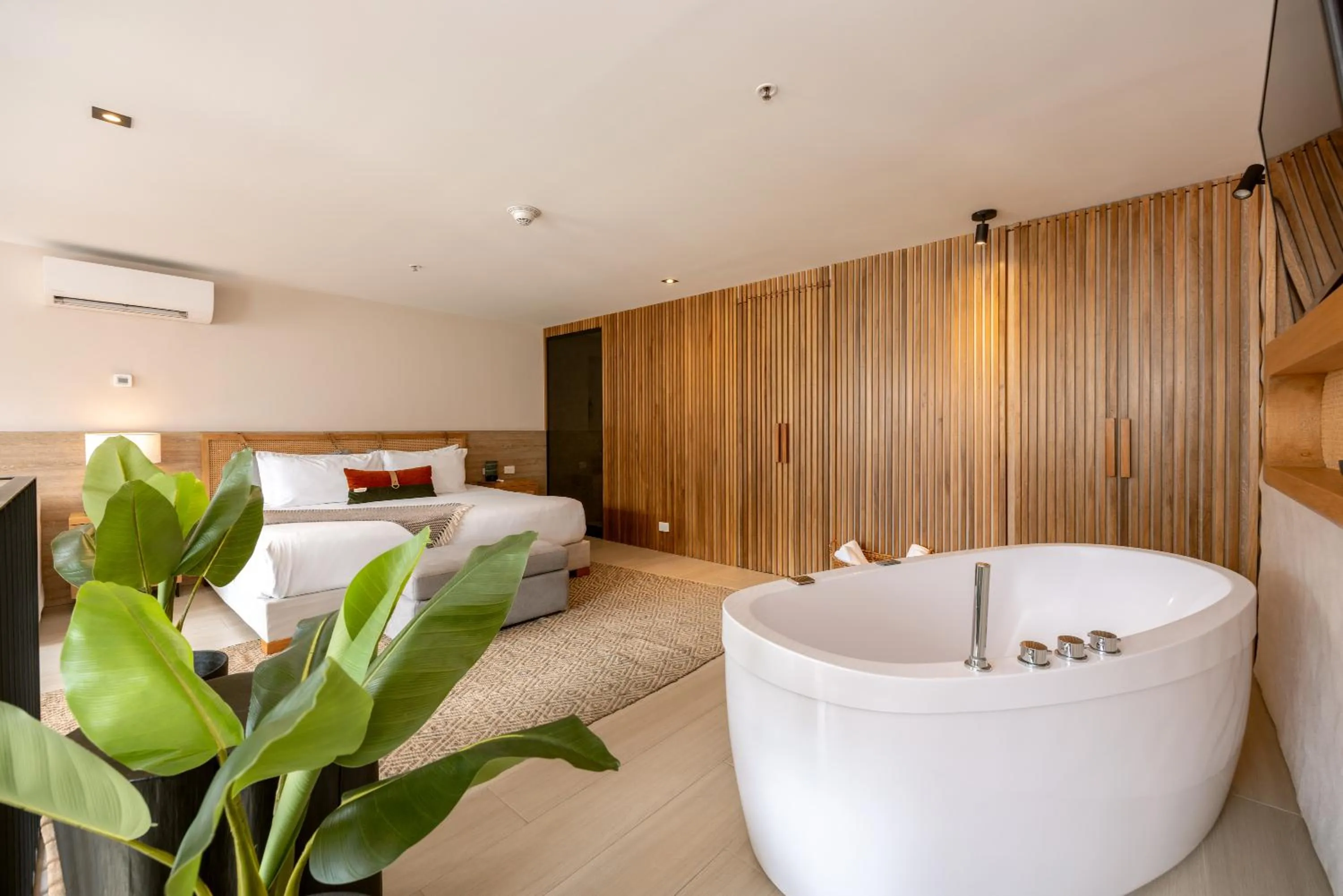 Bedroom, Bed in Landmark Hotel