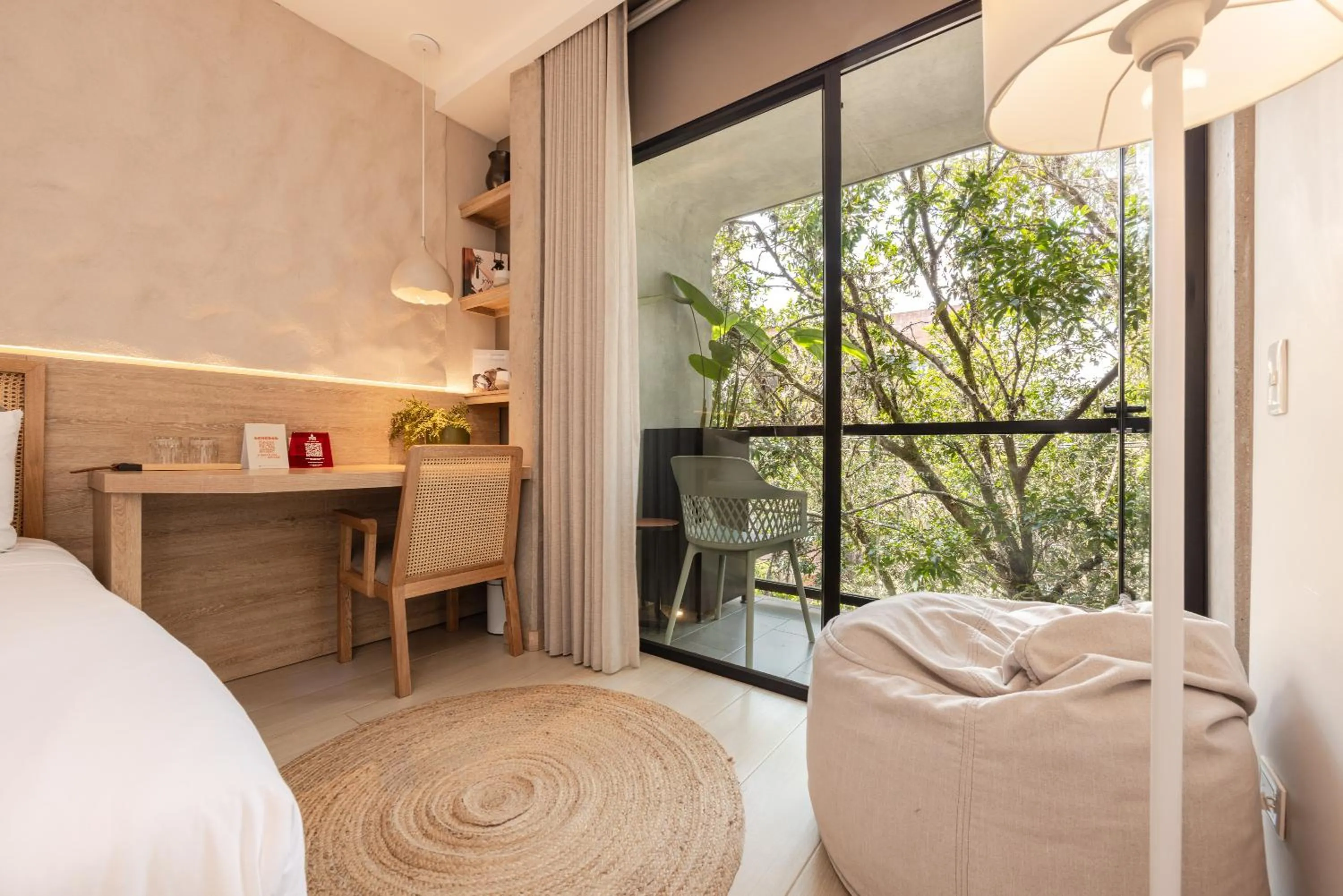 Balcony/Terrace, Bed in Landmark Hotel