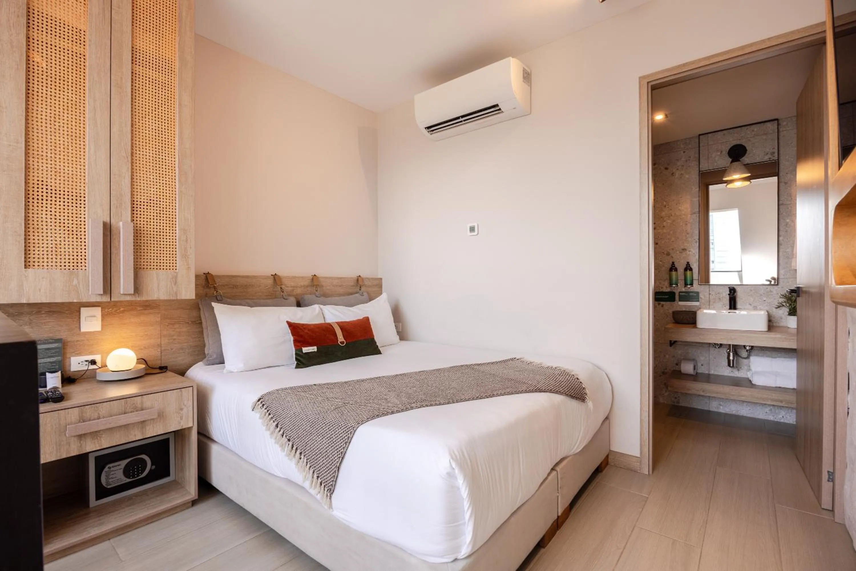 Bedroom, Bed in Landmark Hotel