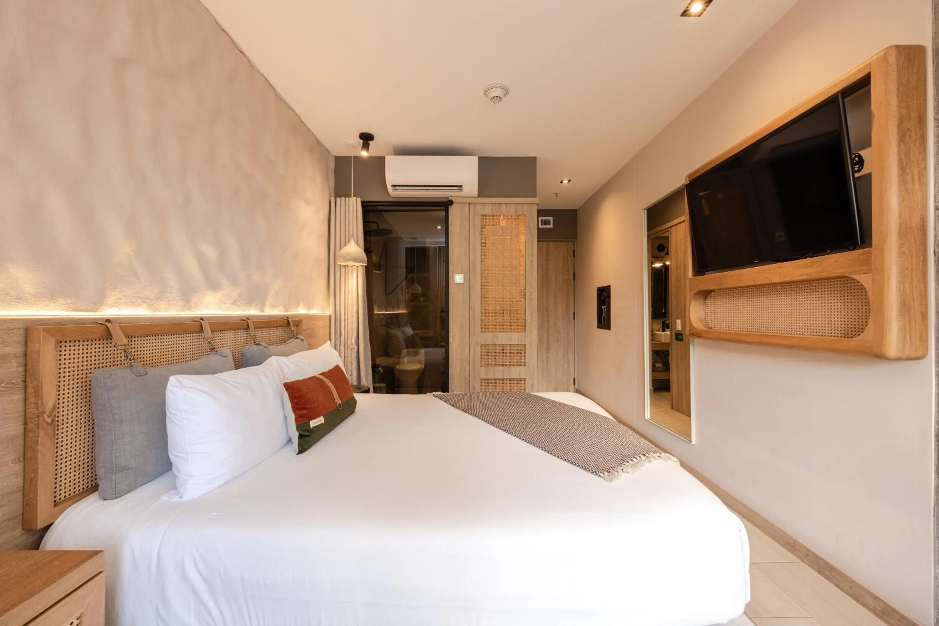 Bedroom, Bed in Landmark Hotel