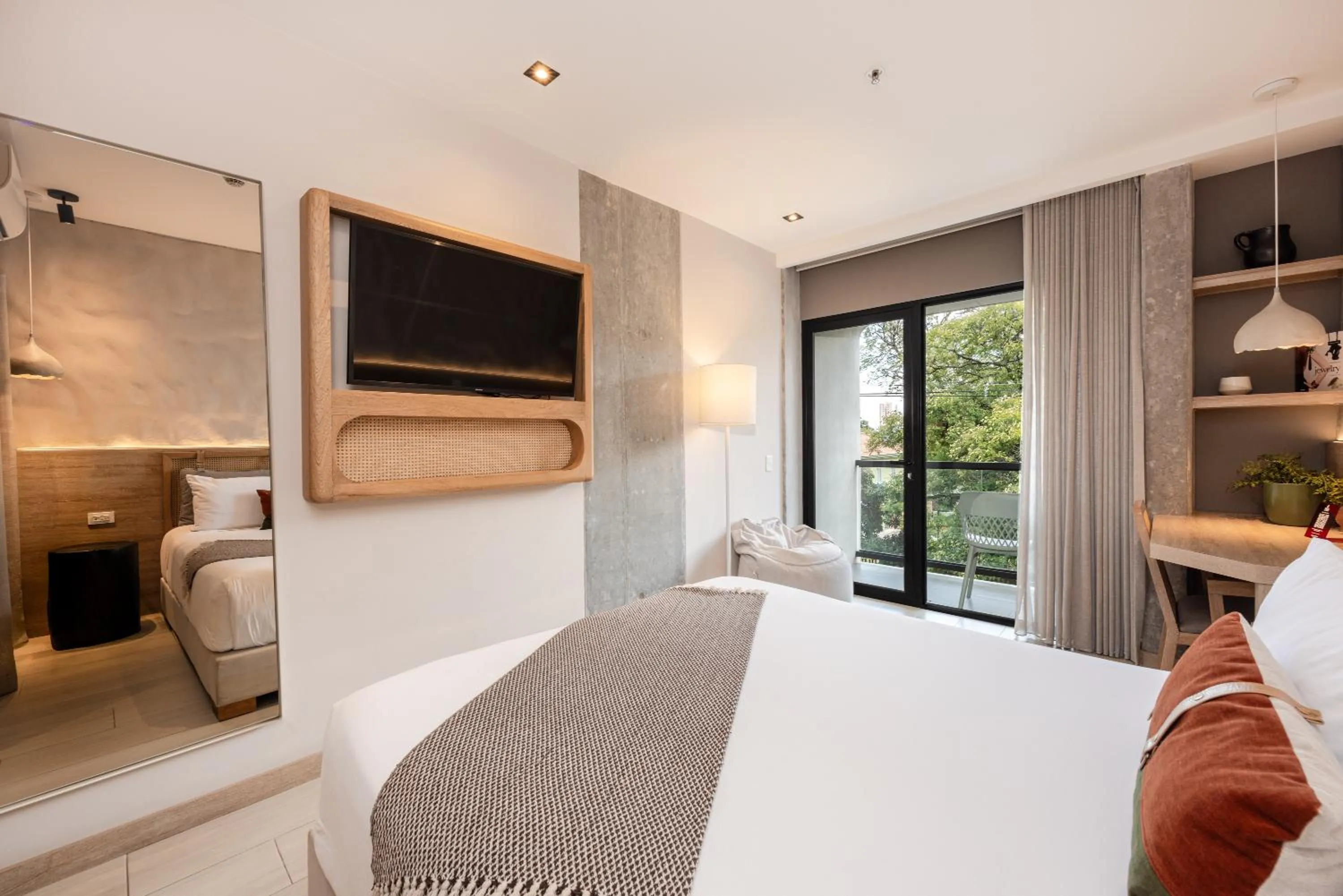 Bedroom, Bed in Landmark Hotel