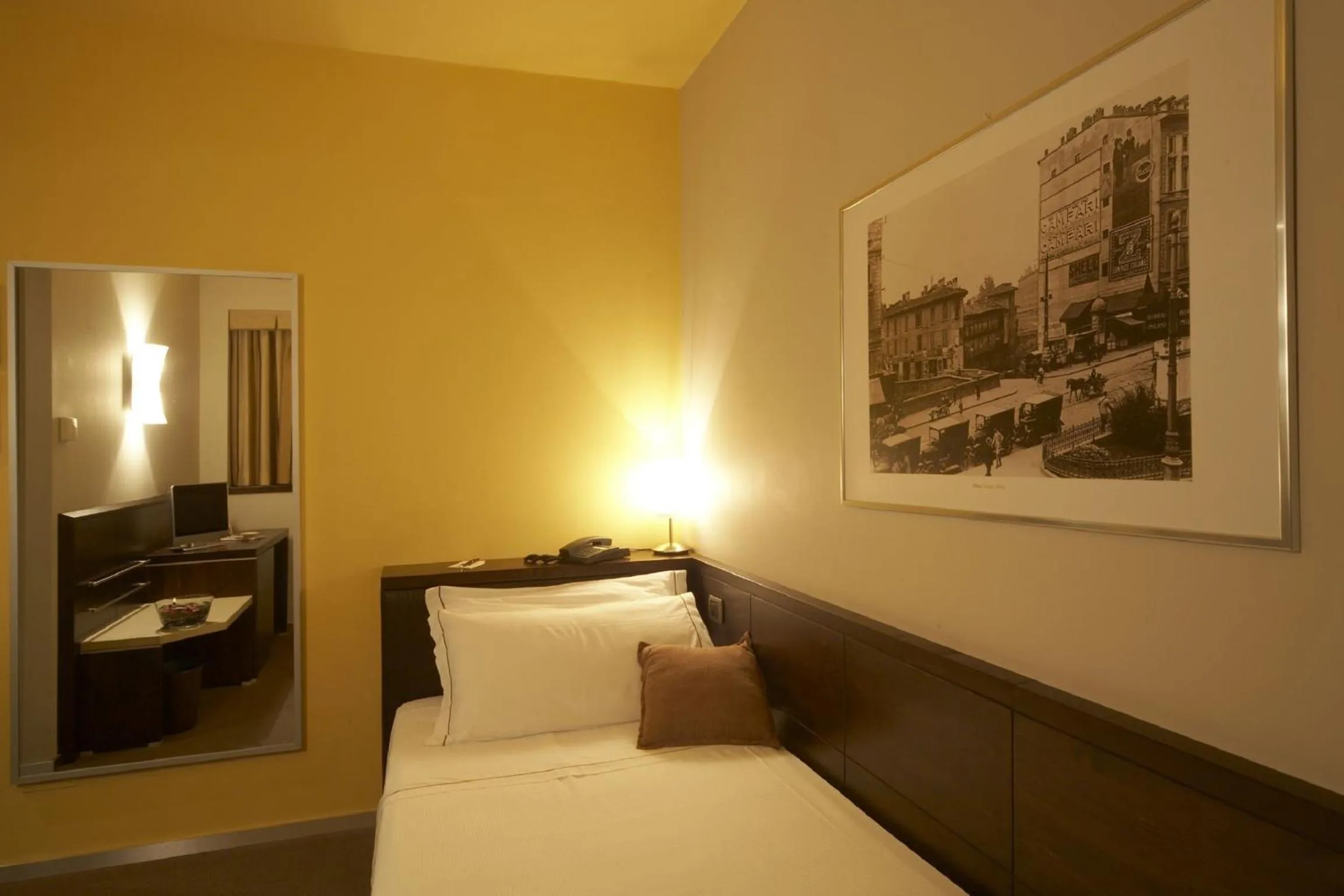 Bedroom, Bed in Hotel Montini Linate Airport