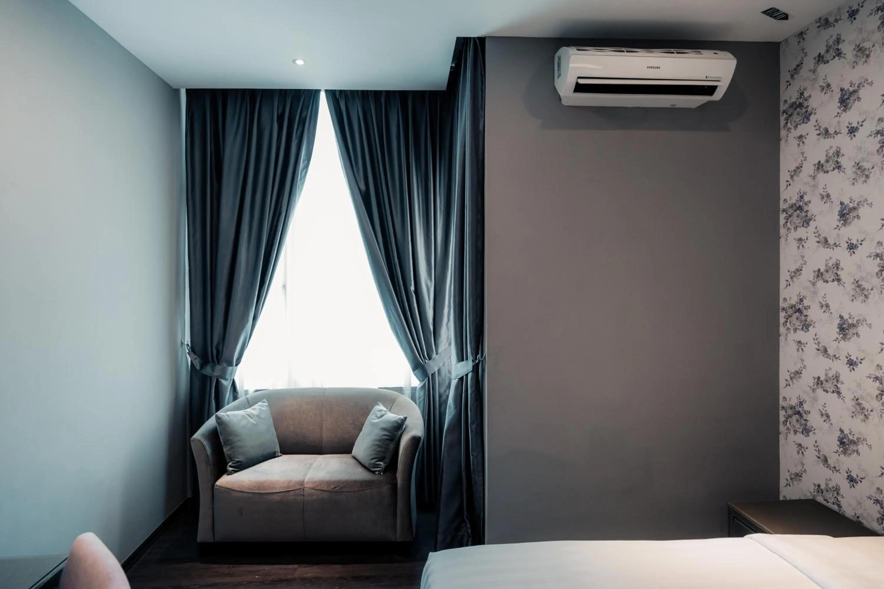 View (from property/room), Bed in Le'venue Hotel