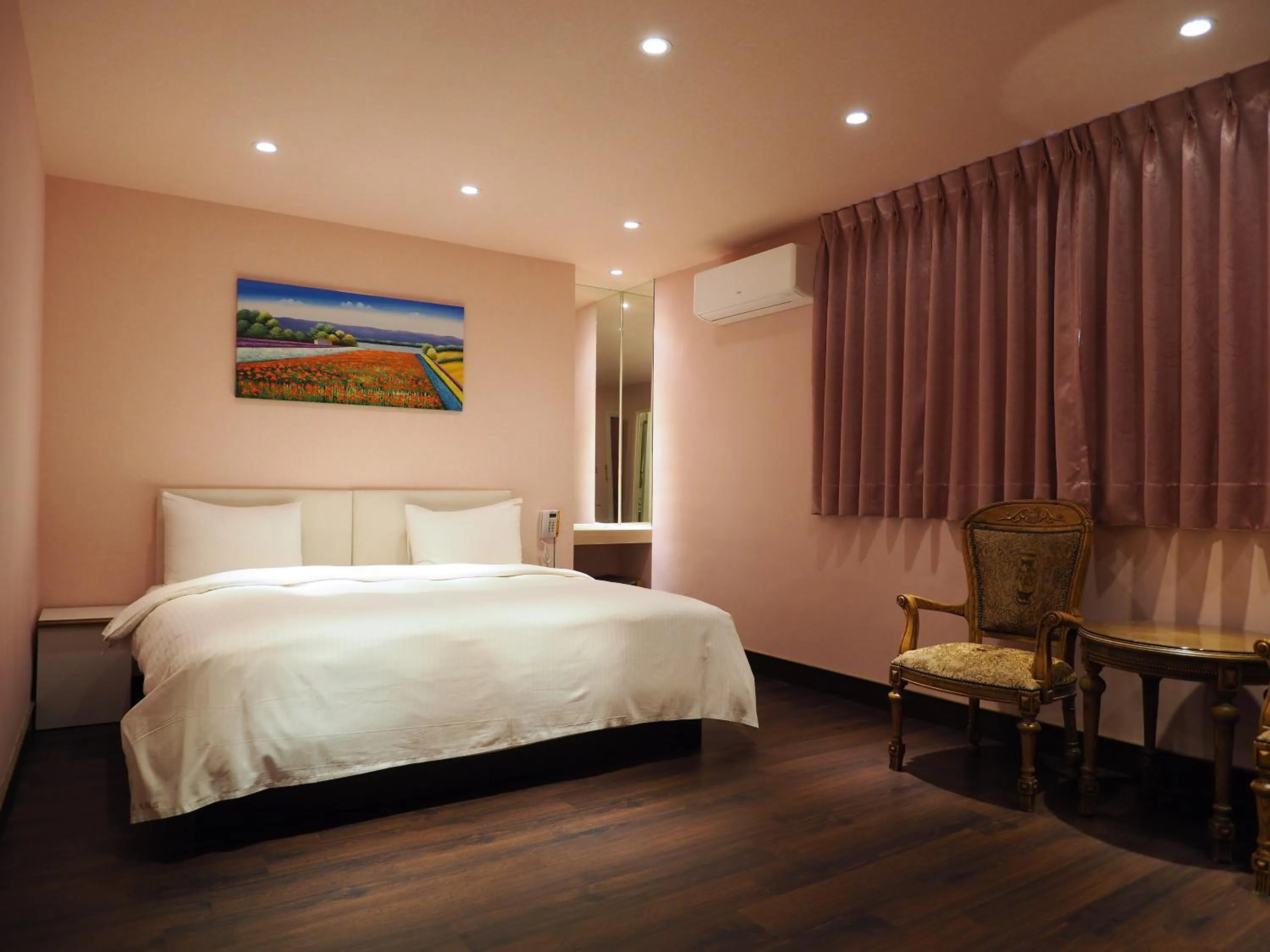 Photo of the whole room, Bed in Day Chen Hotel