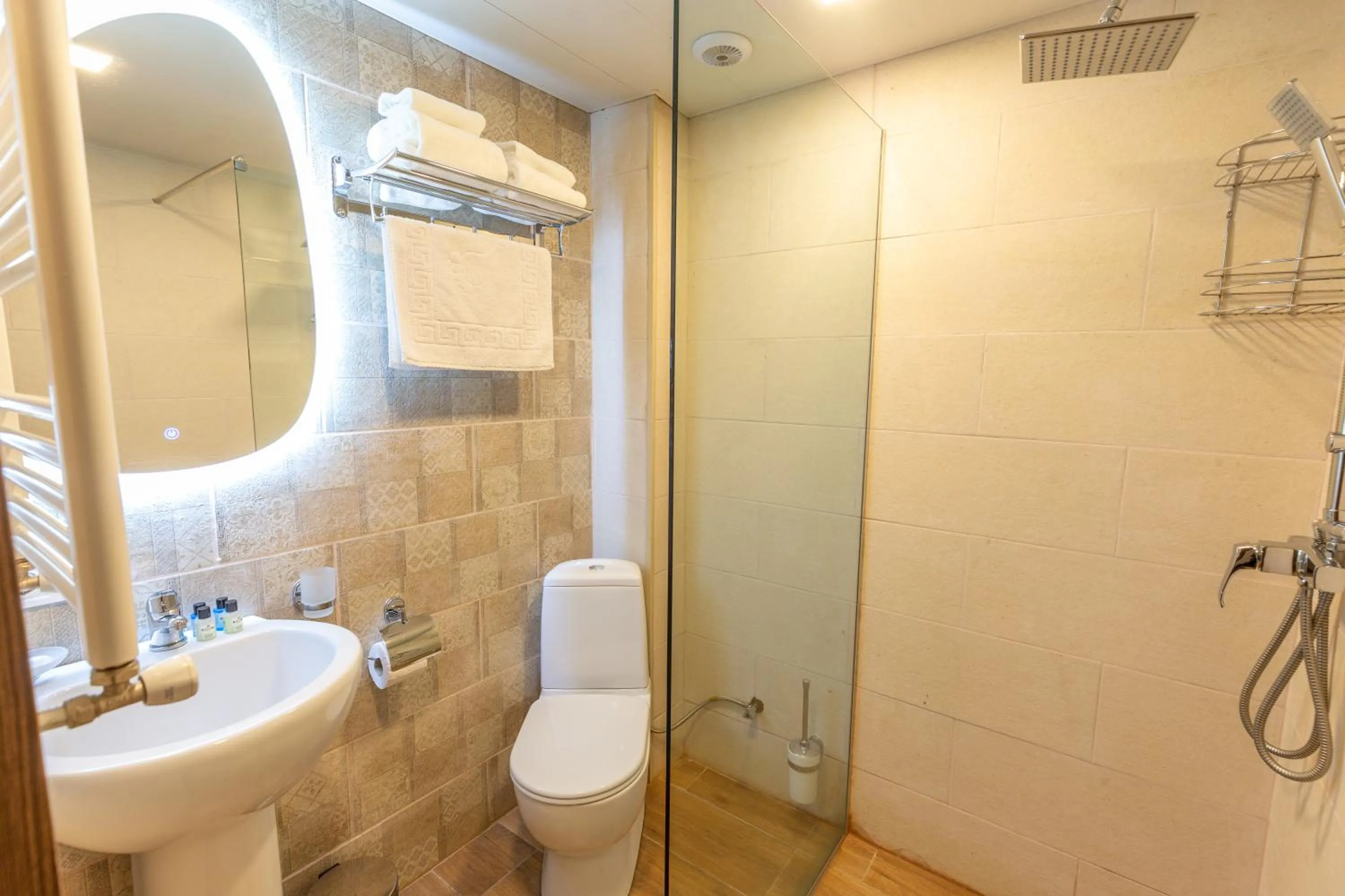 Toilet in Pine Chalets by KA Group