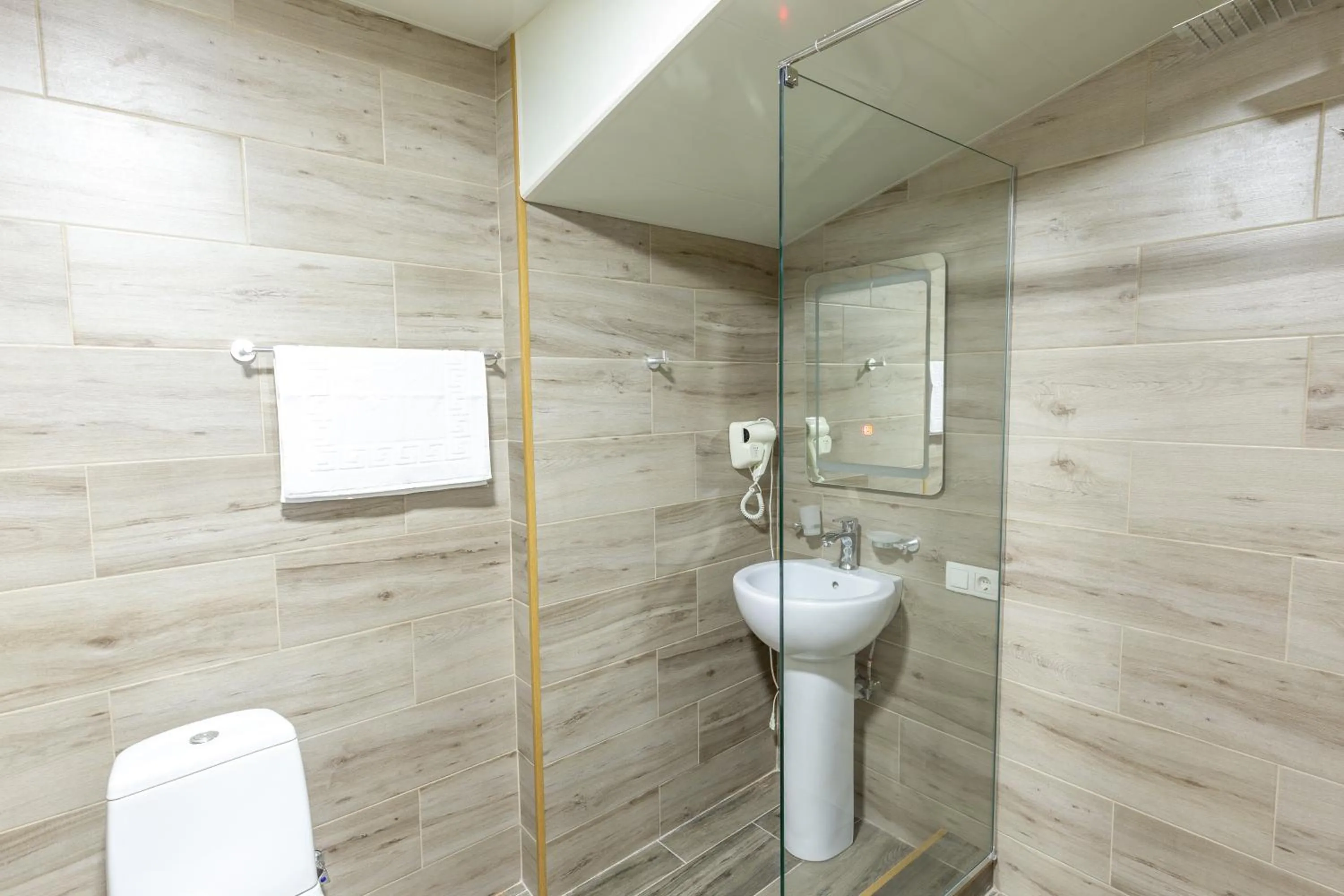 Bathroom in Pine Chalets by KA Group