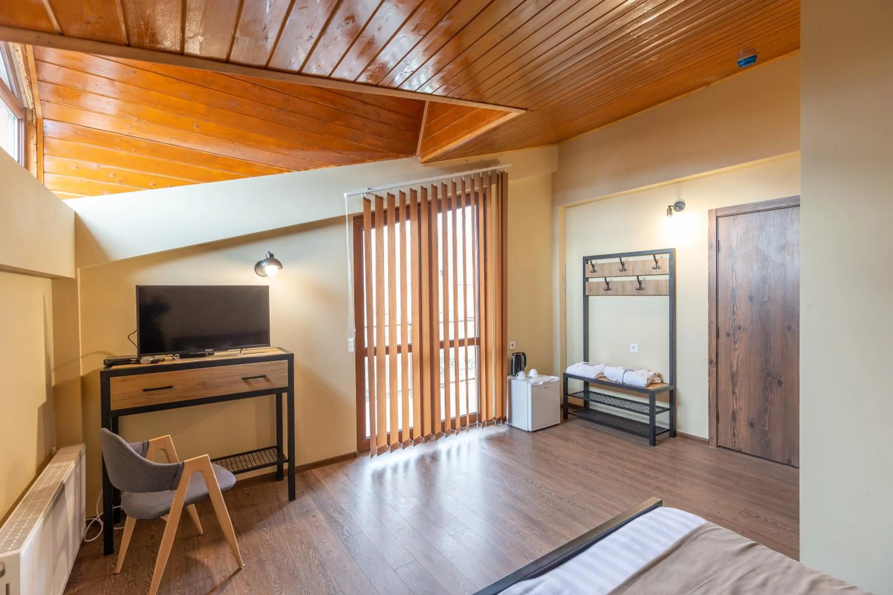 Communal lounge/ TV room, Bed in Pine Chalets by KA Group