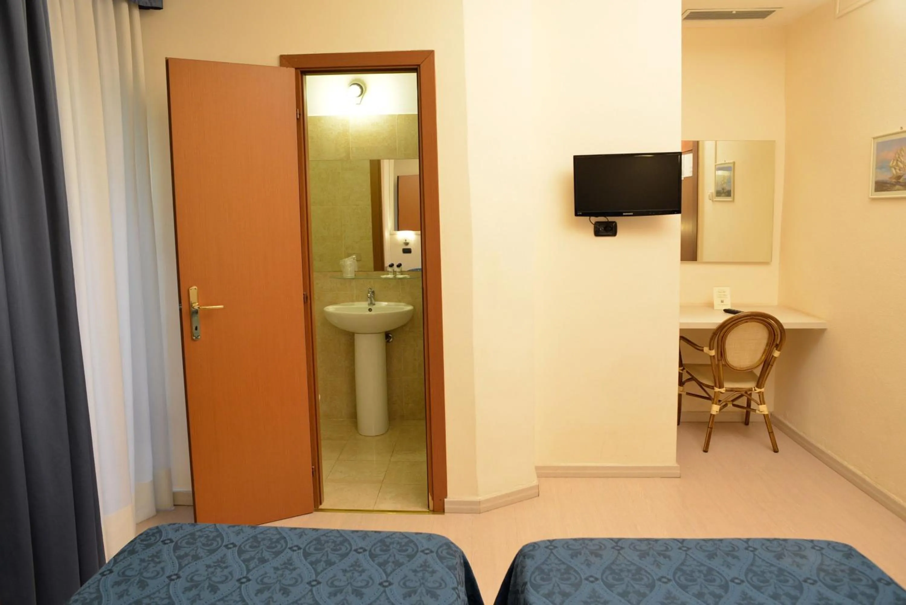 Photo of the whole room in Hotel Aurora