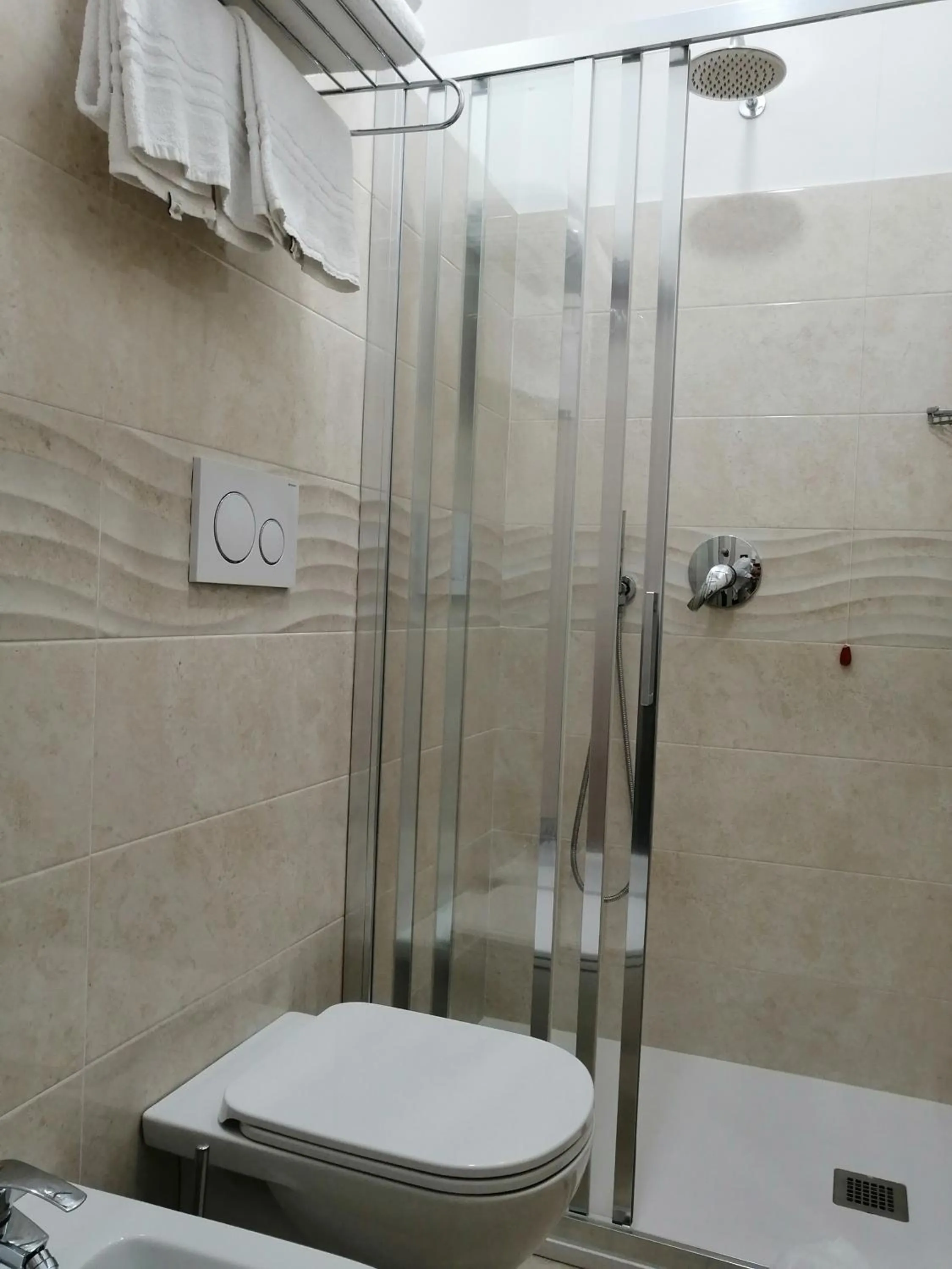 Shower in Hotel Aurora