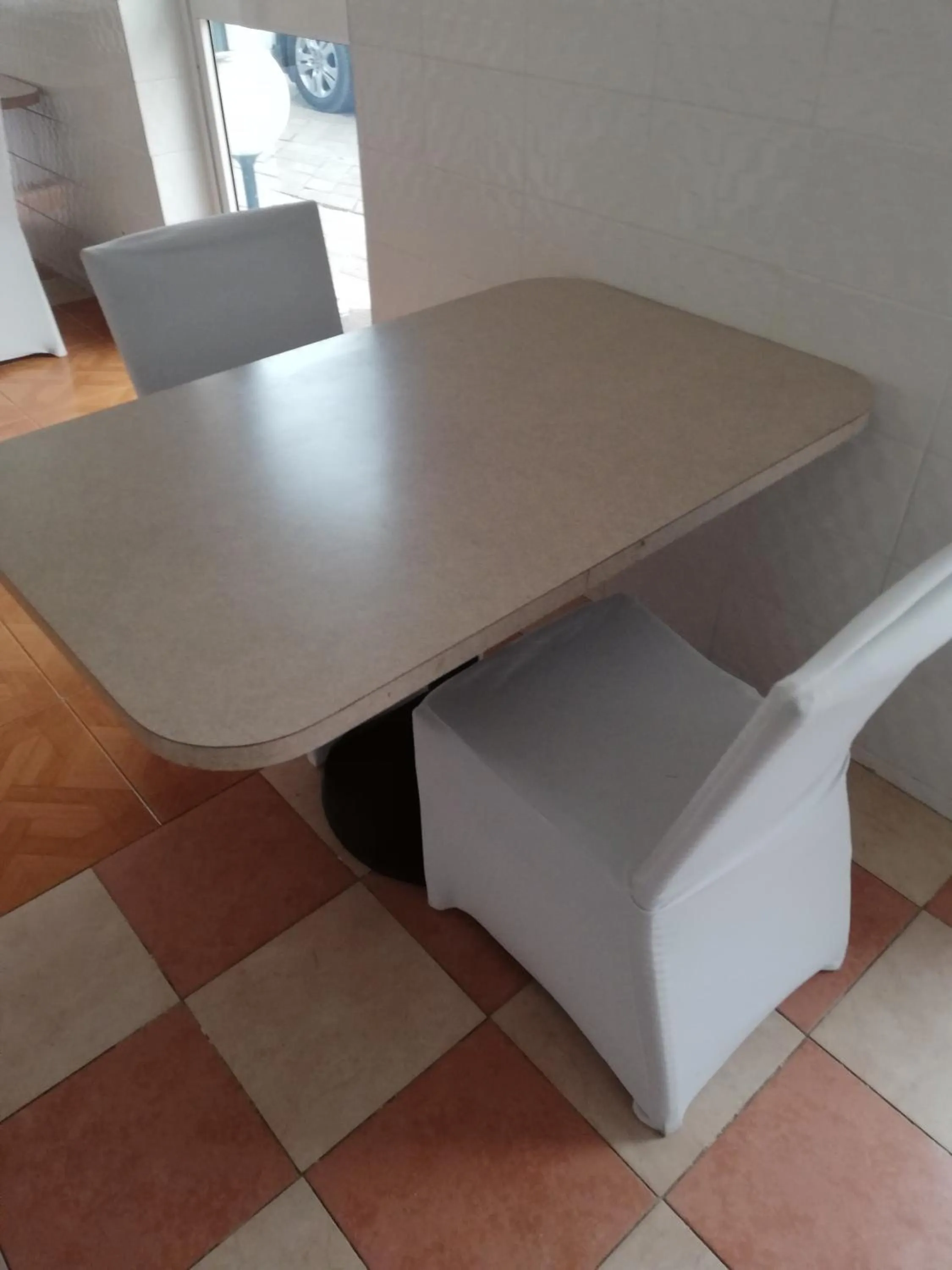 Restaurant/places to eat in Hôtel Saint Lazaros