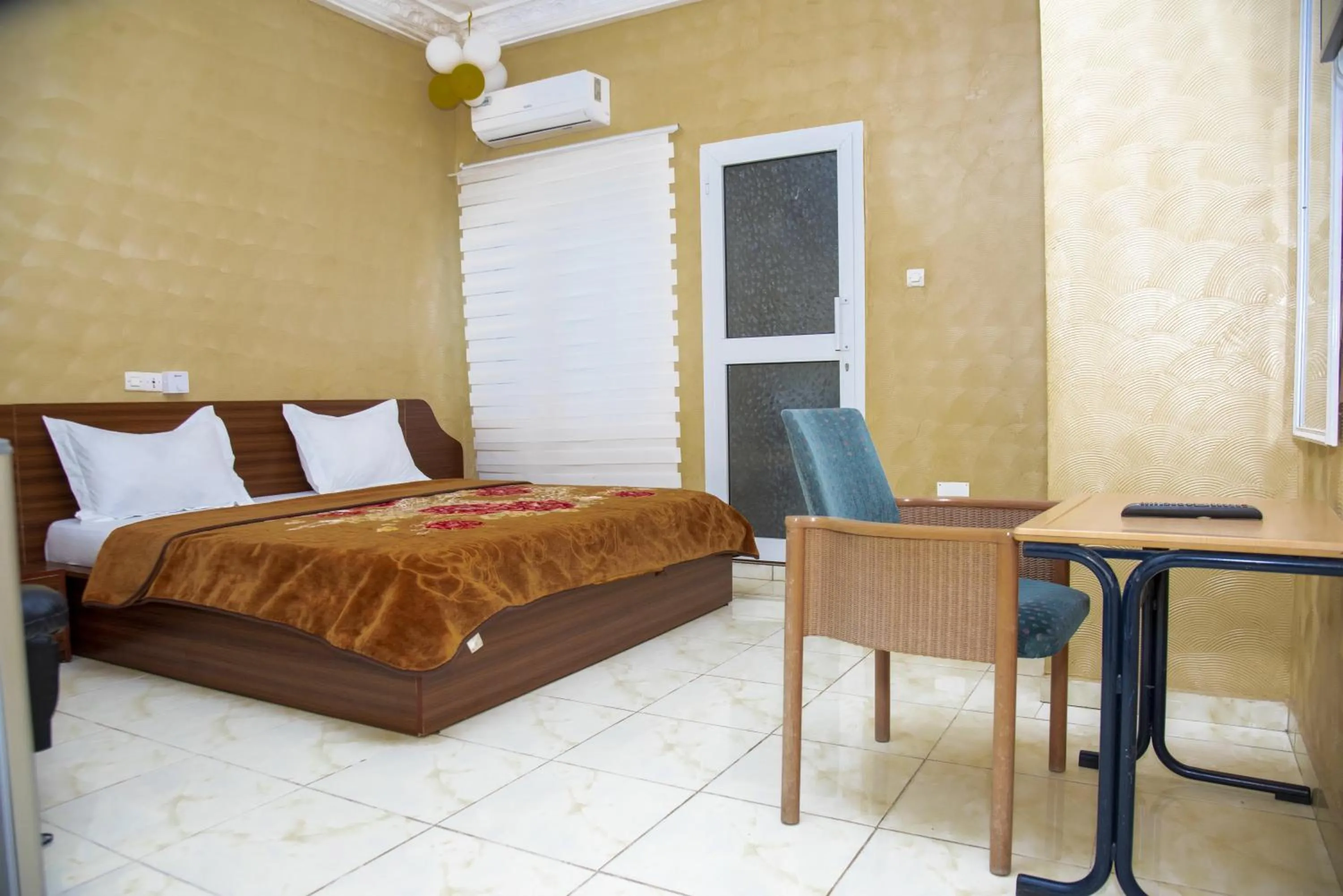 Photo of the whole room, Bed in Hôtel Saint Lazaros