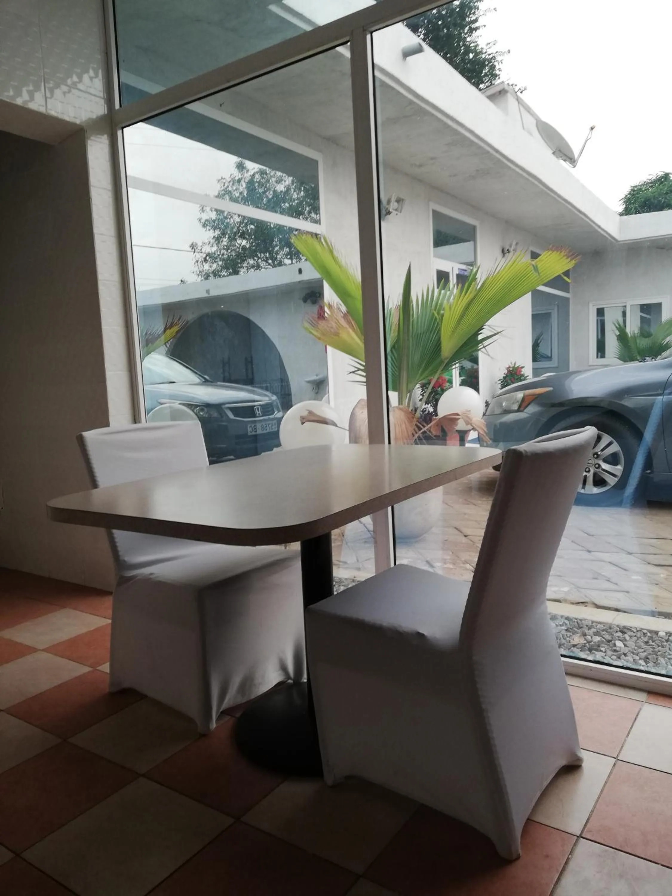 Restaurant/places to eat in Hôtel Saint Lazaros