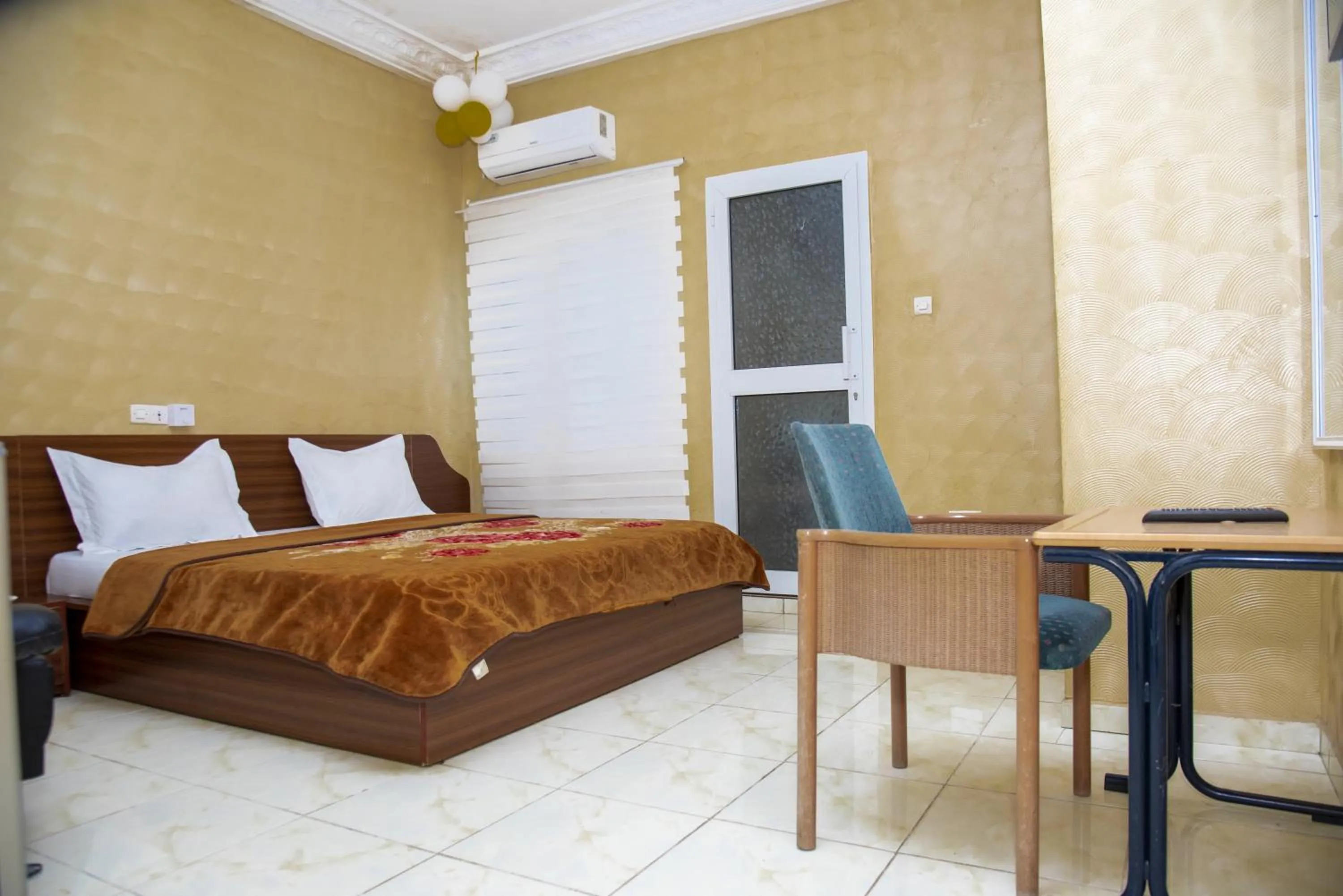 Photo of the whole room, Bed in Hôtel Saint Lazaros