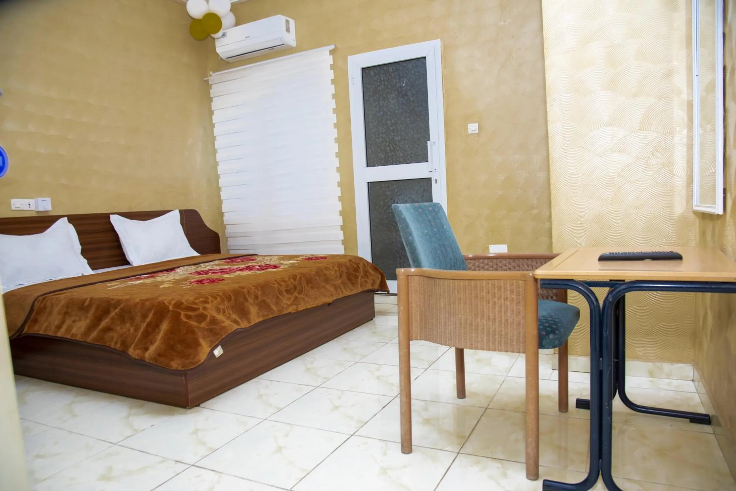 Photo of the whole room, Bed in Hôtel Saint Lazaros