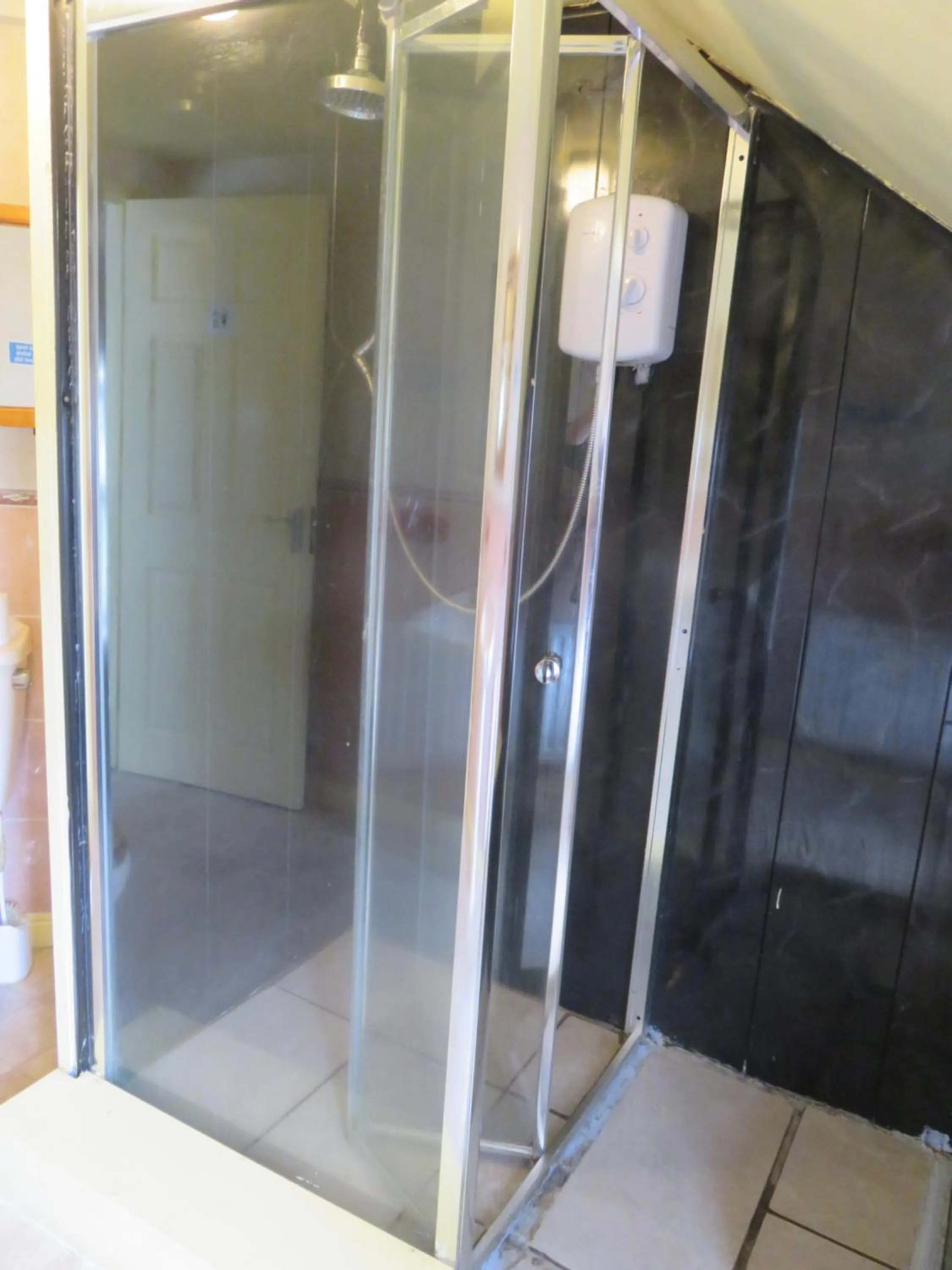 Bathroom in Finn McCools Giants Causeway Hostel