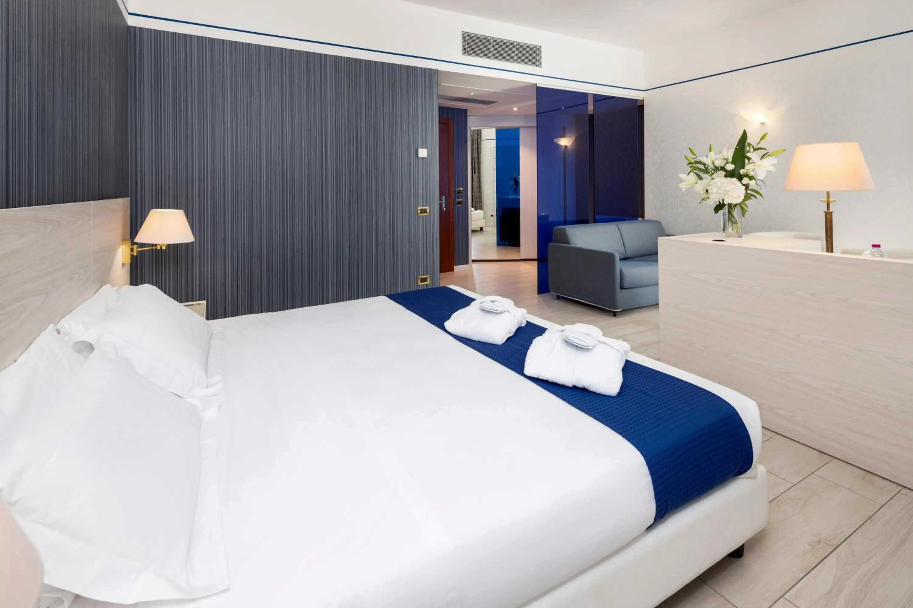 Living room, Bed in Hotel Parma & Congressi