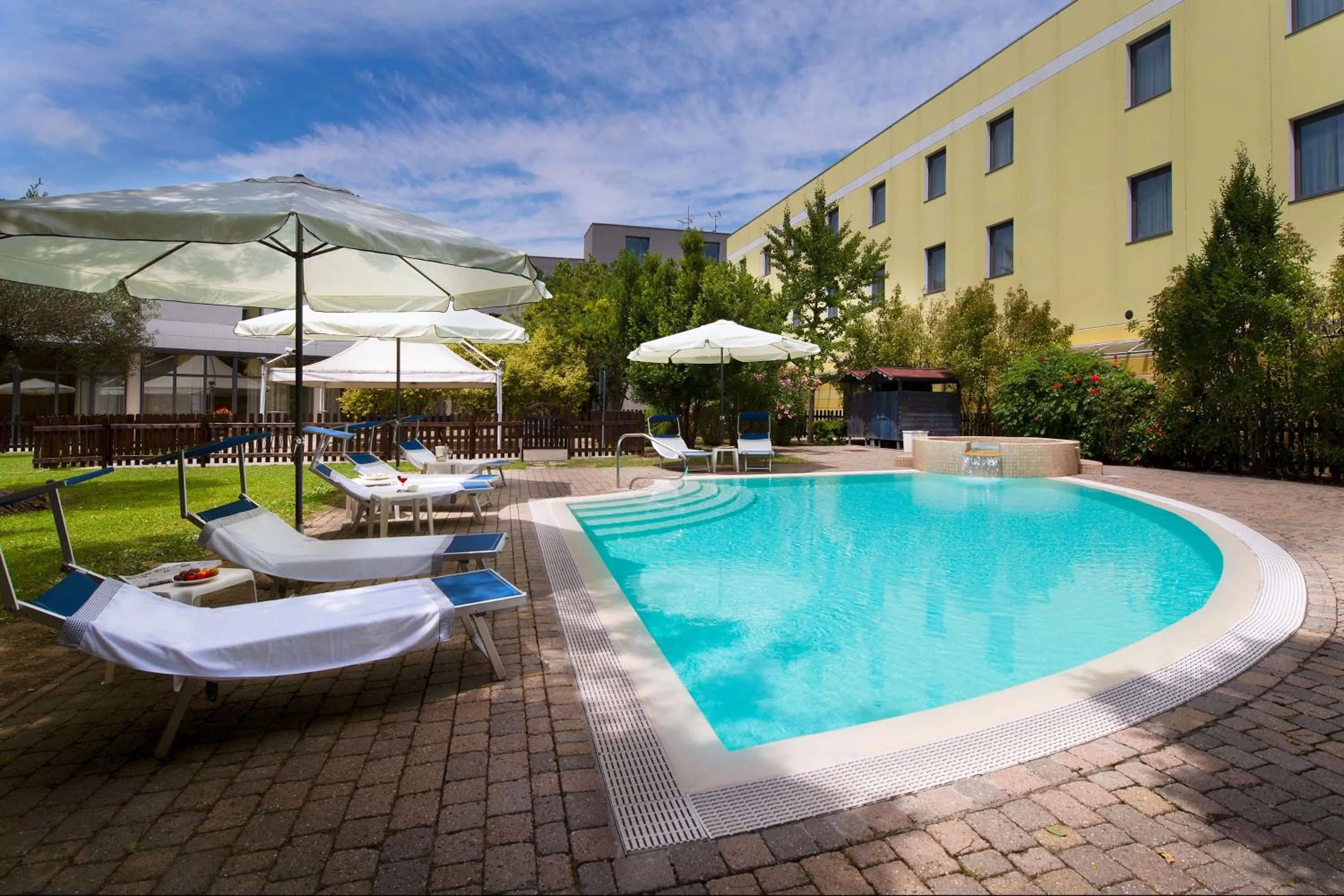 Swimming pool in Hotel Parma & Congressi