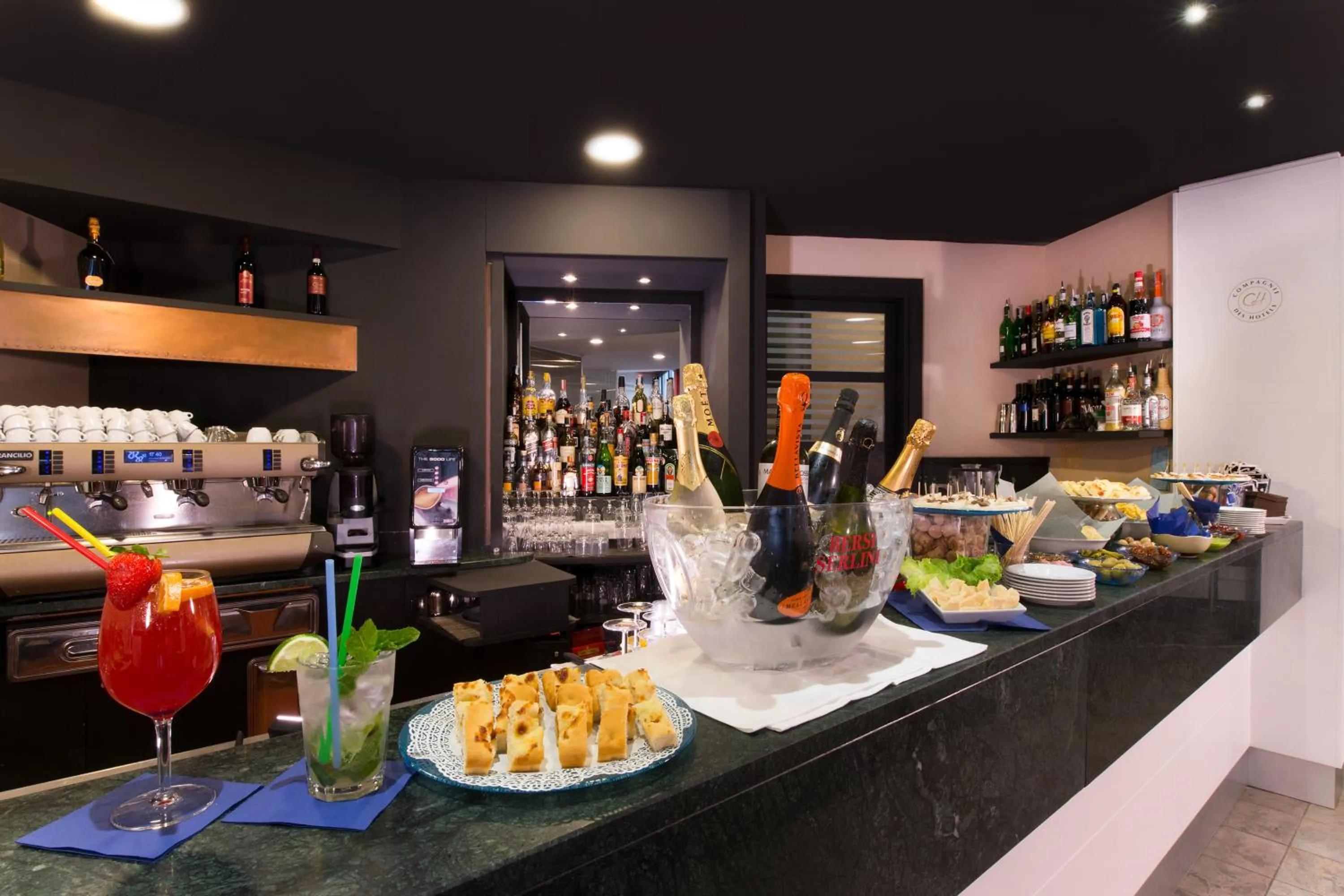 Lounge or bar in Hotel Parma & Congressi