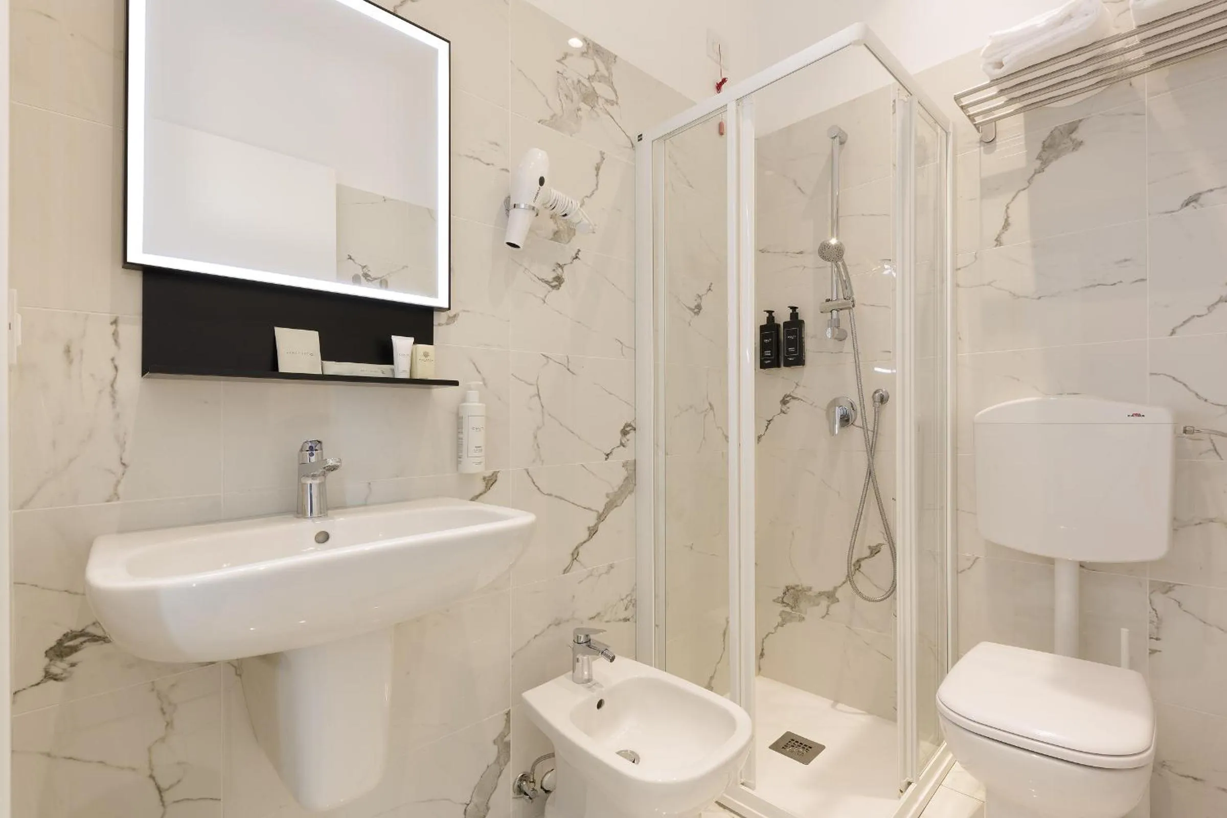 Shower in Hotel 22 Marzo