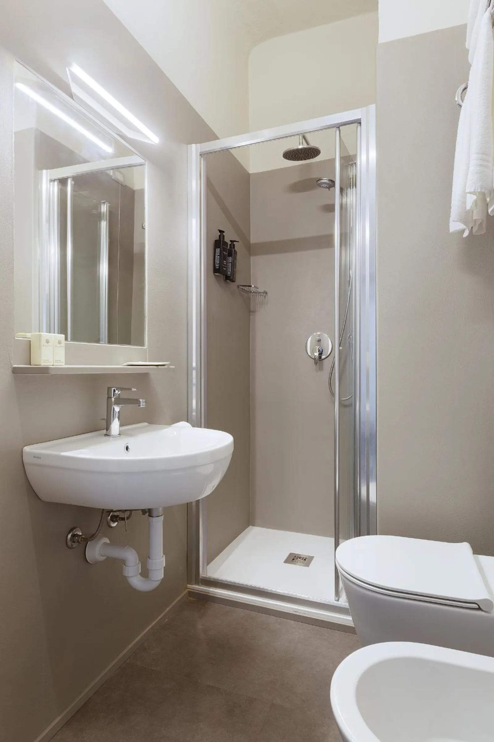 Shower in Hotel 22 Marzo