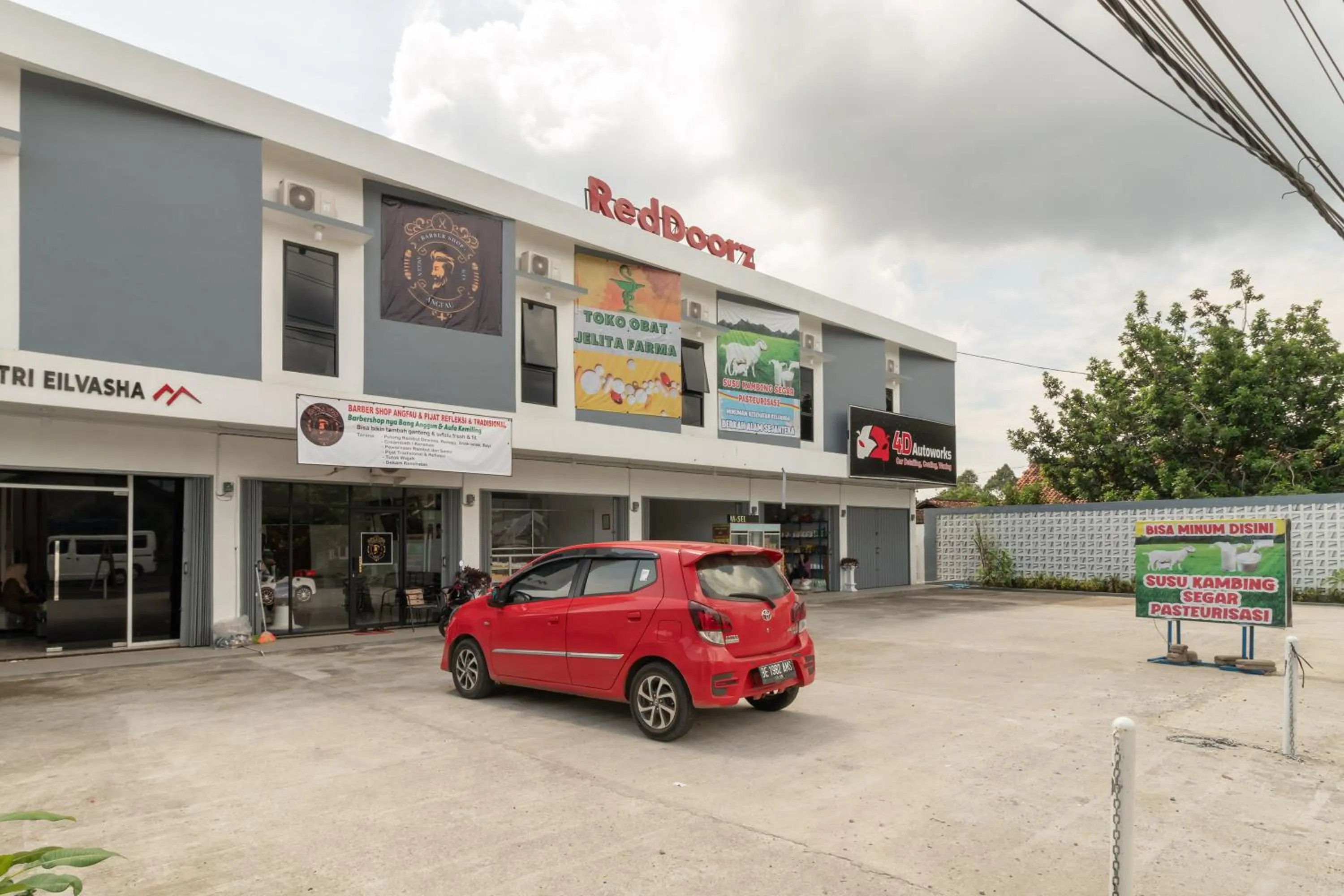 Property building in RedDoorz near Tugu Coklat Pesawaran Lampung