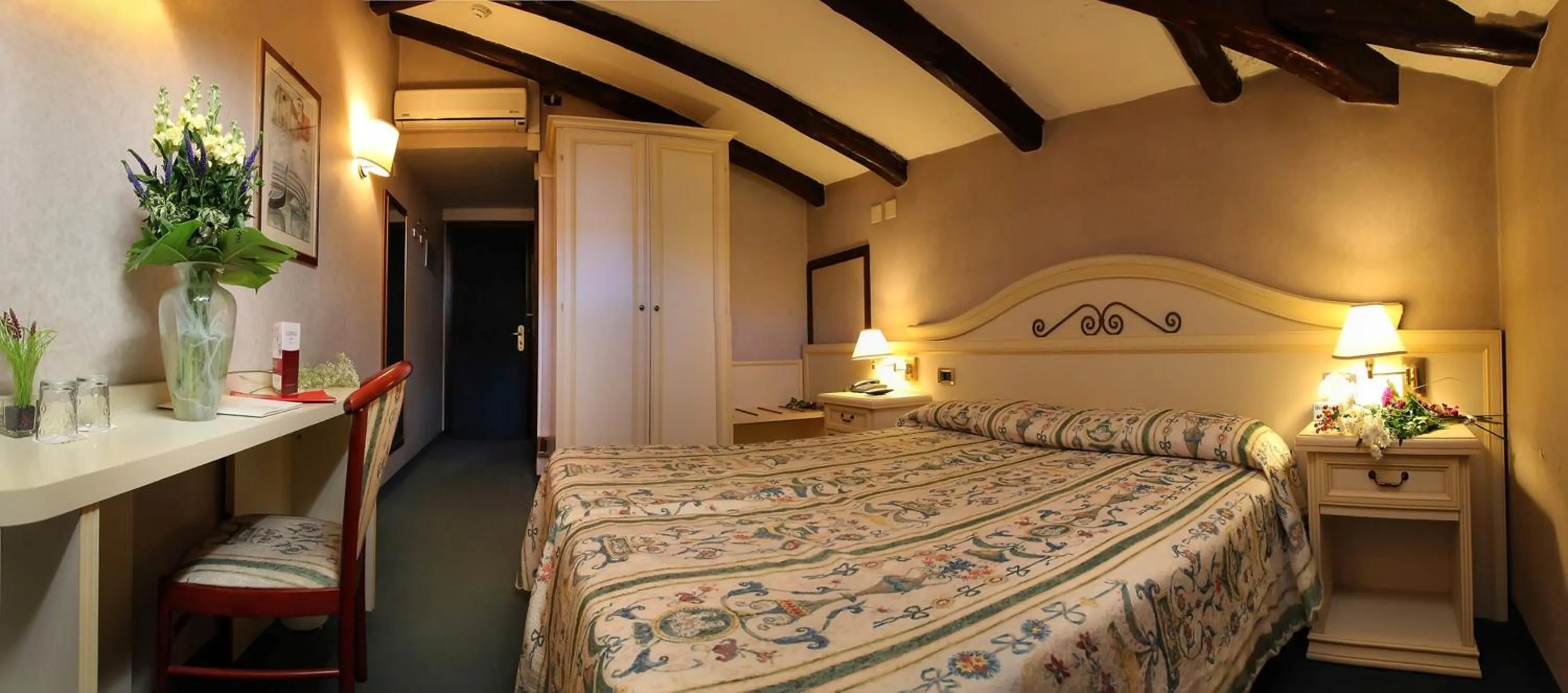 Photo of the whole room in Hotel Kappa