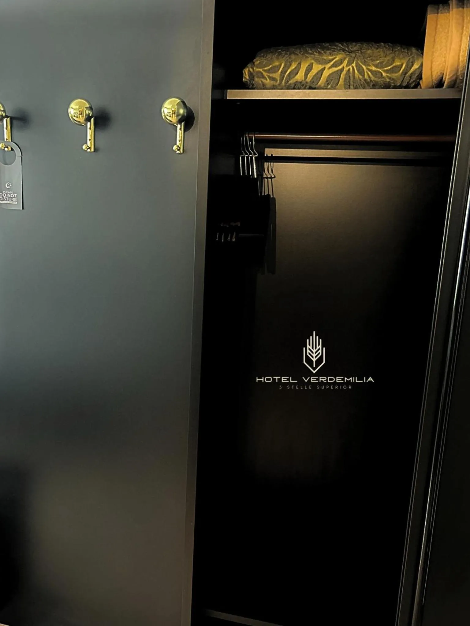 wardrobe in Verdemilia Hotel