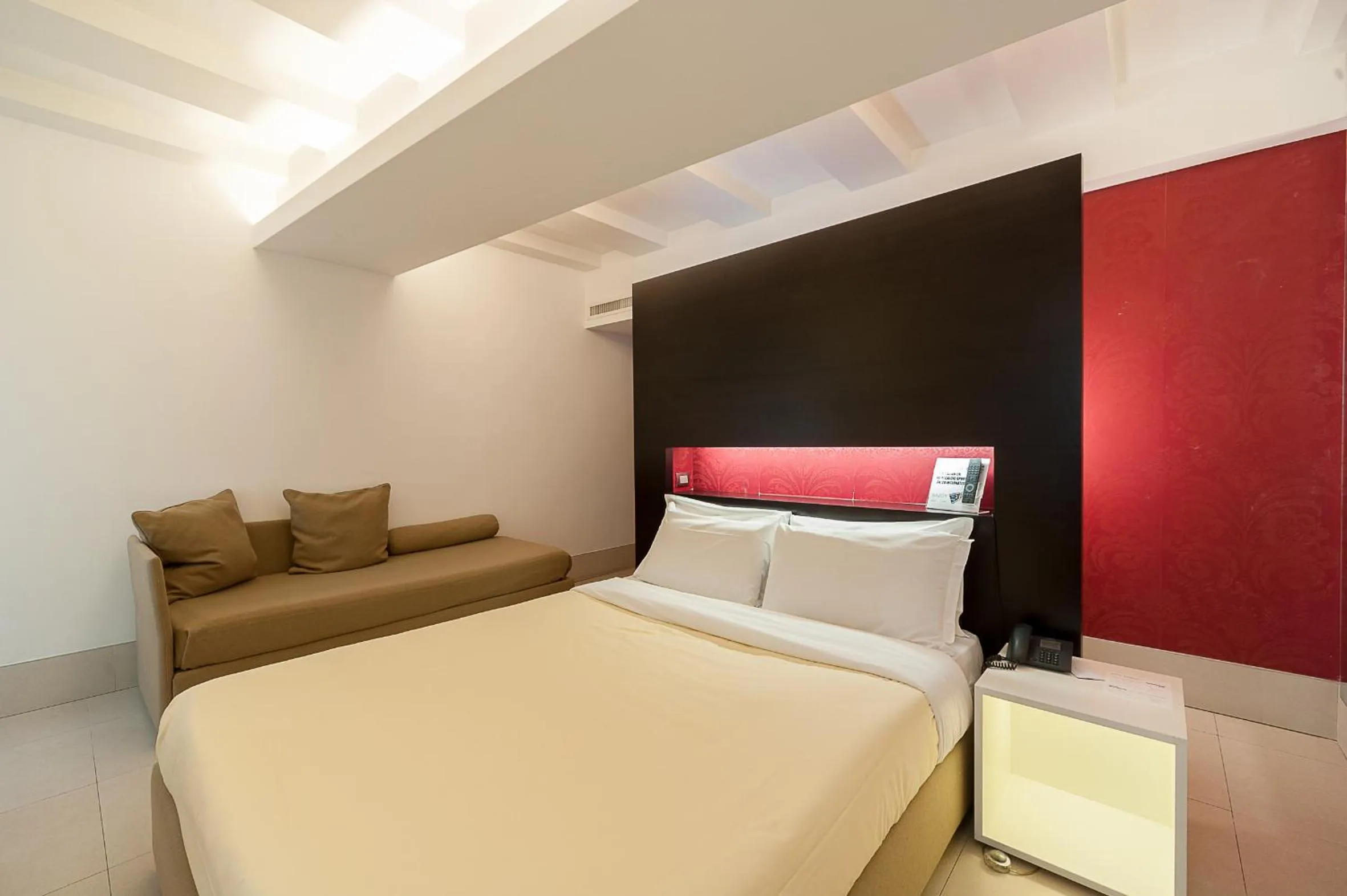 Photo of the whole room, Bed in Savoy Hotel