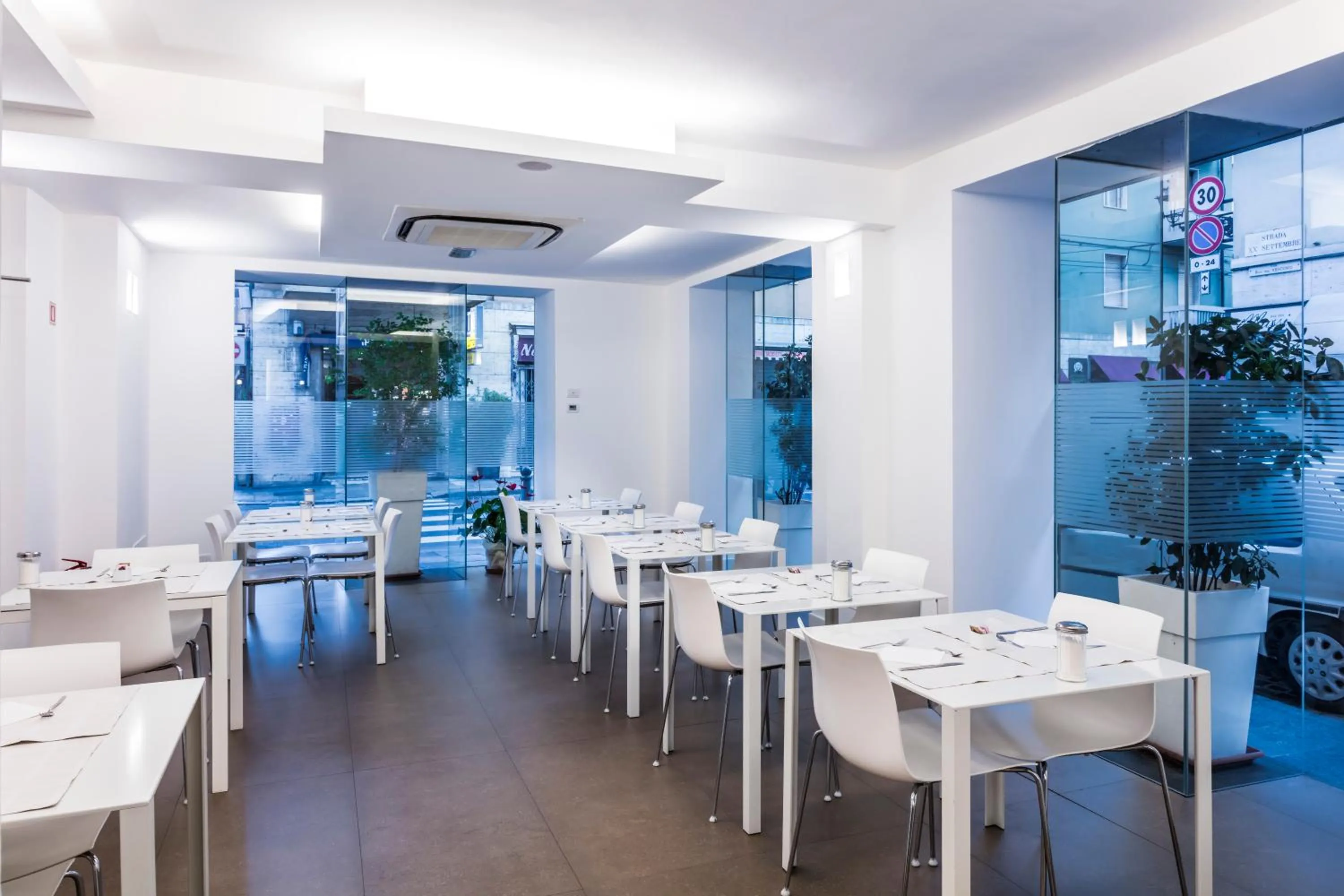 Restaurant/places to eat in Savoy Hotel