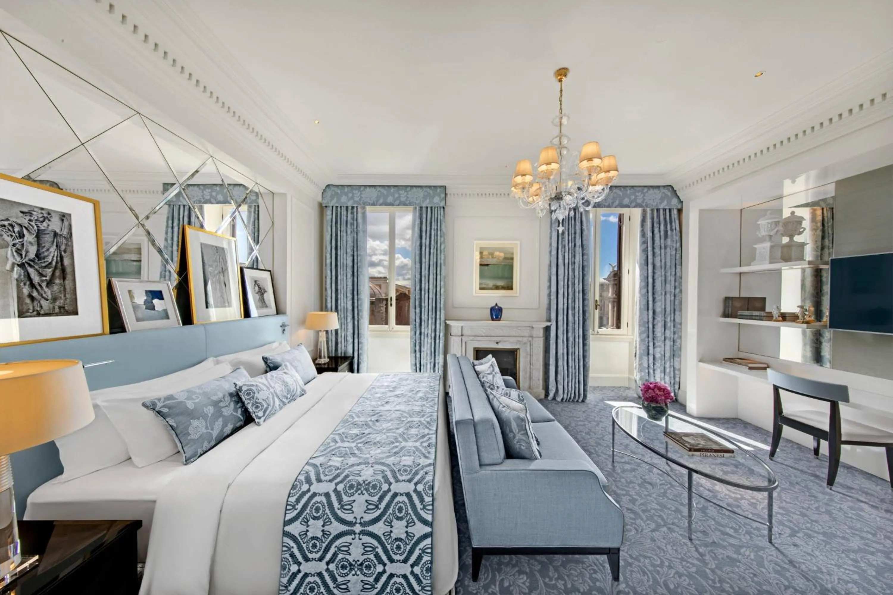 Photo of the whole room, Bed in The St. Regis Rome