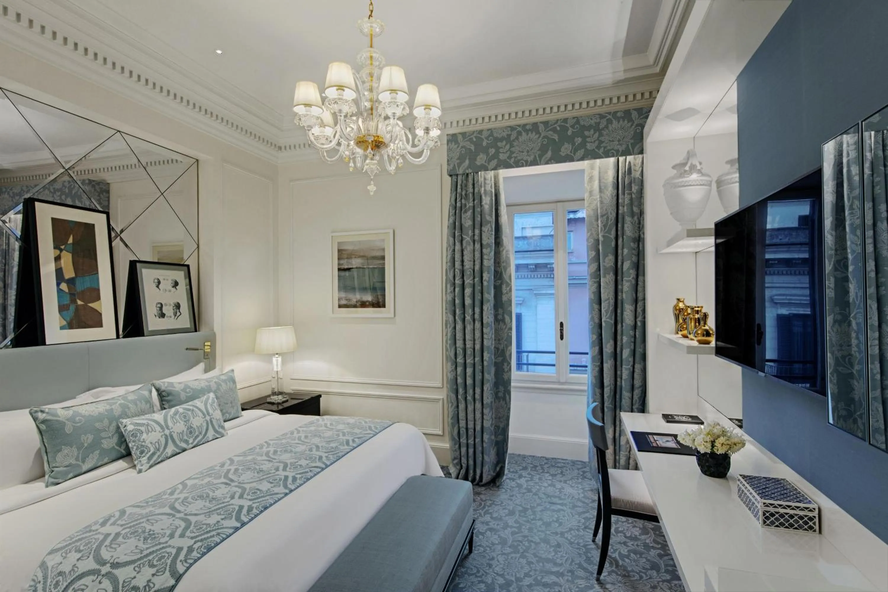 Photo of the whole room, Bed in The St. Regis Rome