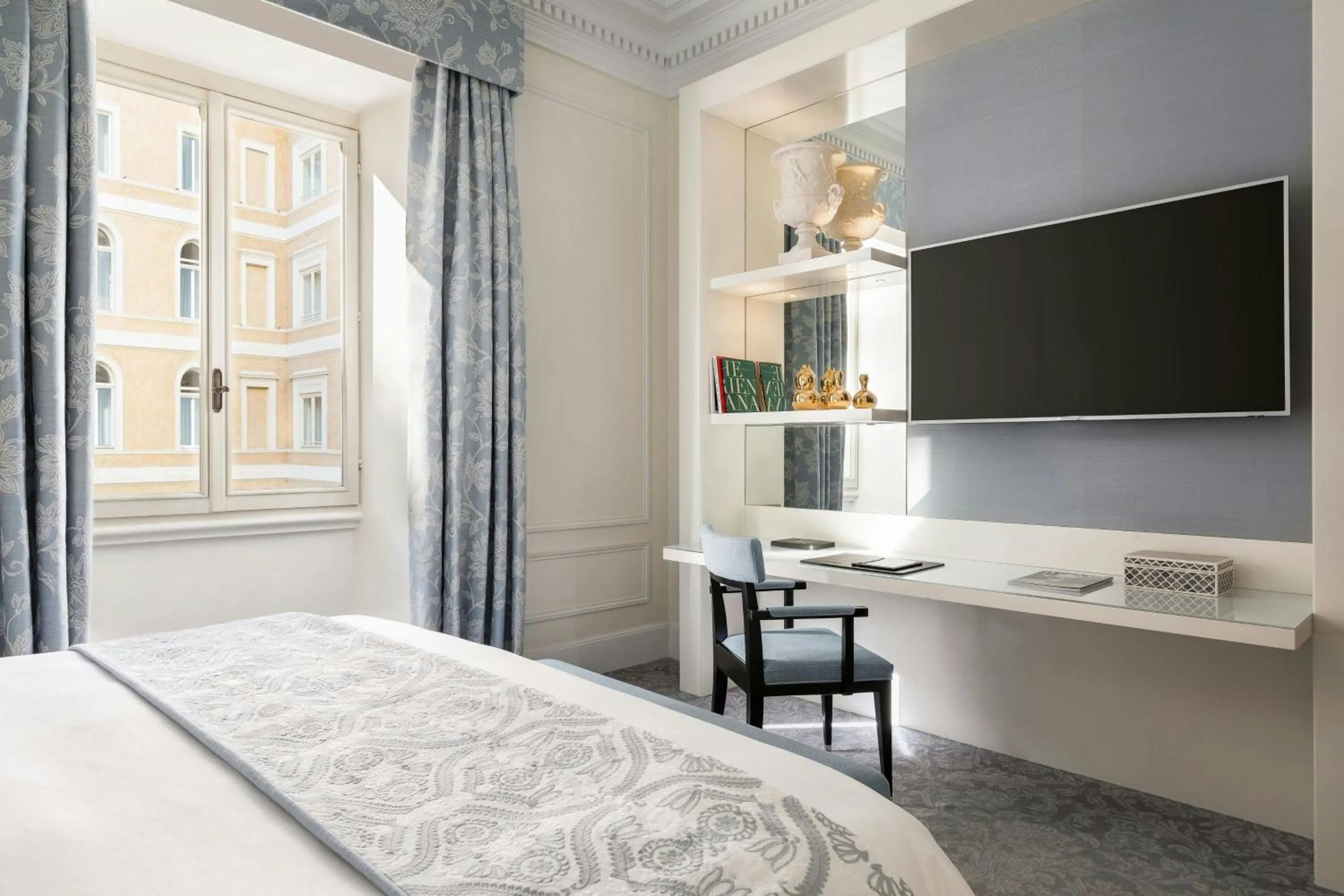 Photo of the whole room, Bed in The St. Regis Rome