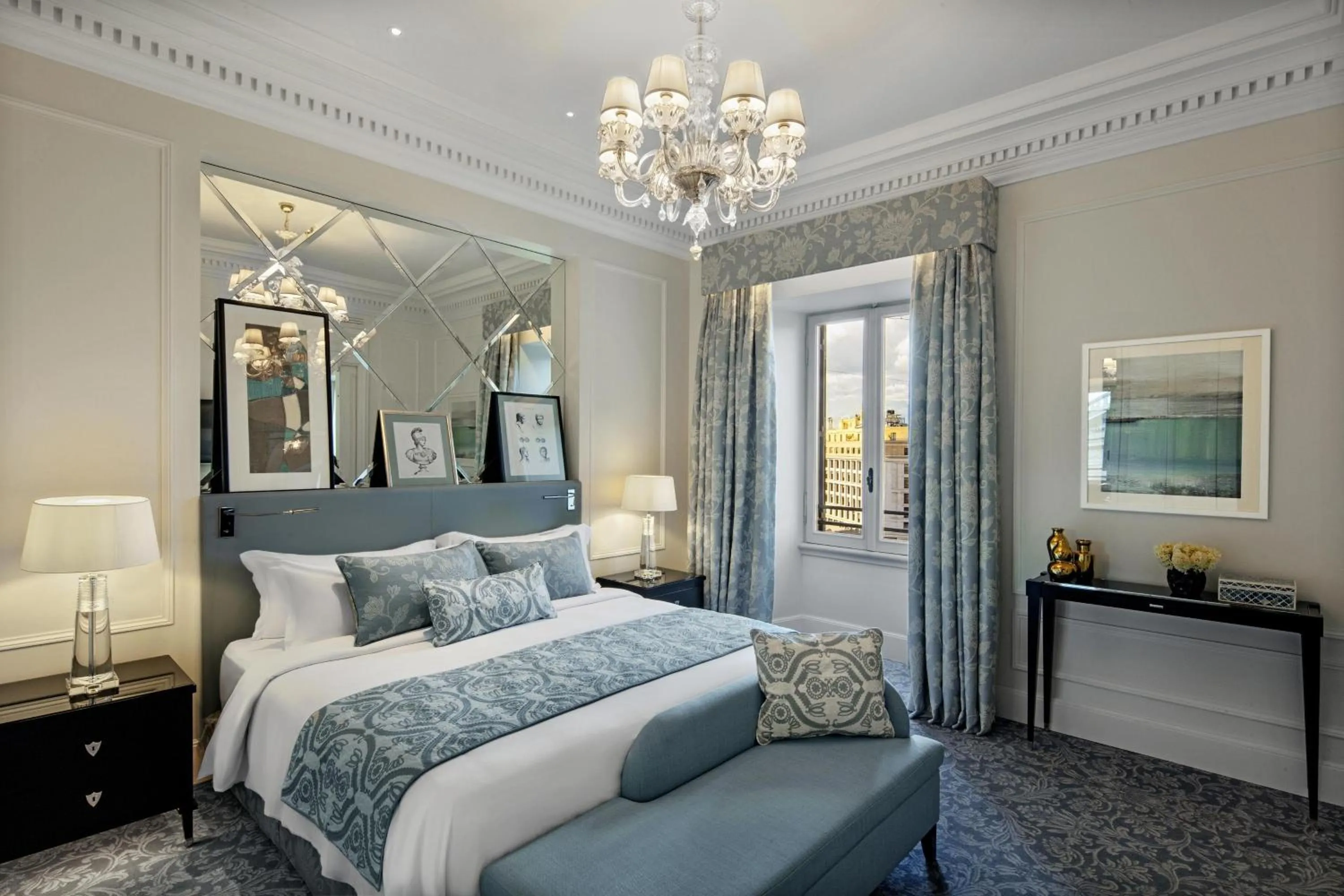 Photo of the whole room, Bed in The St. Regis Rome