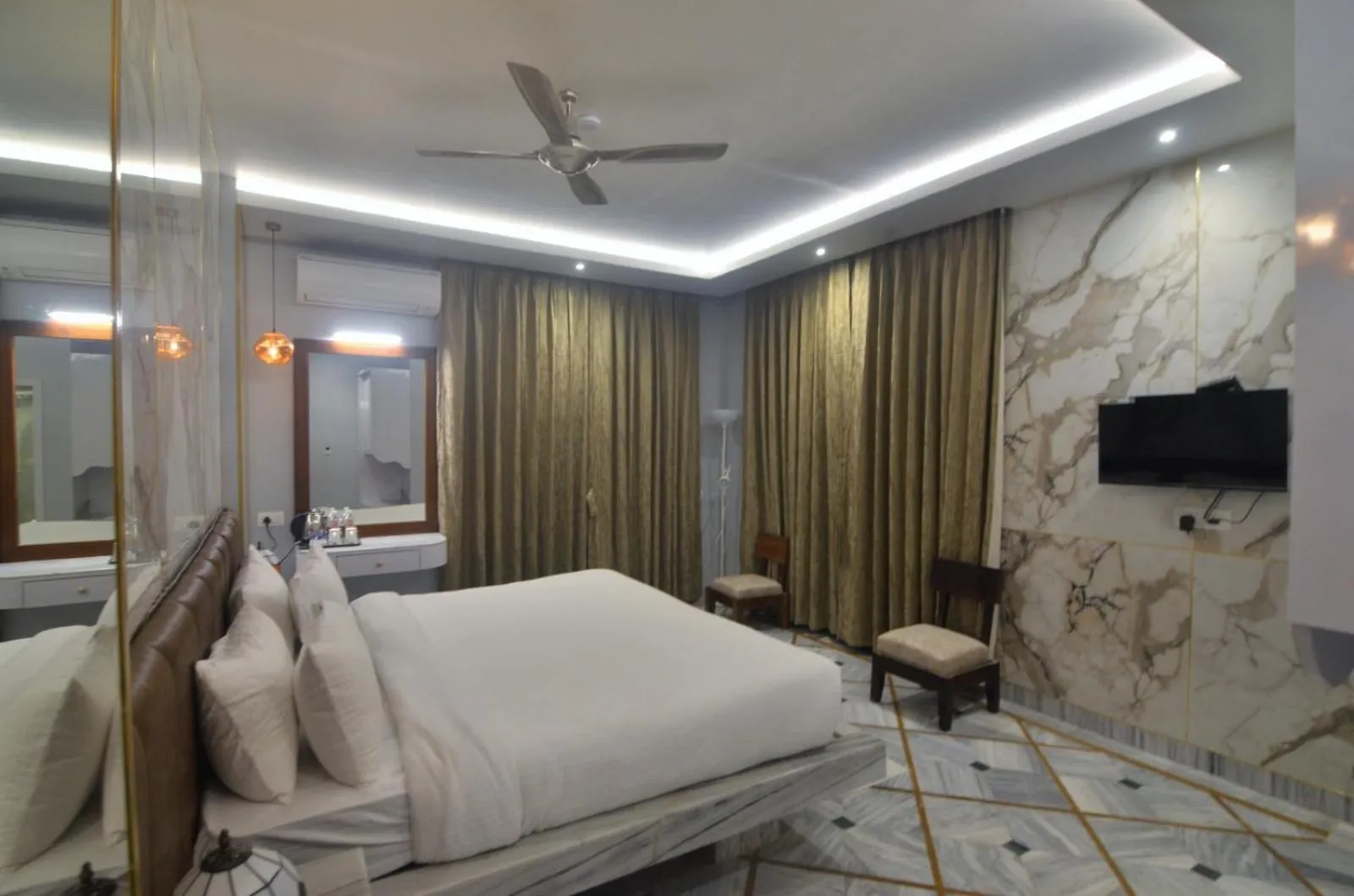Photo of the whole room, Bed in HOTEL RIO BENARAS