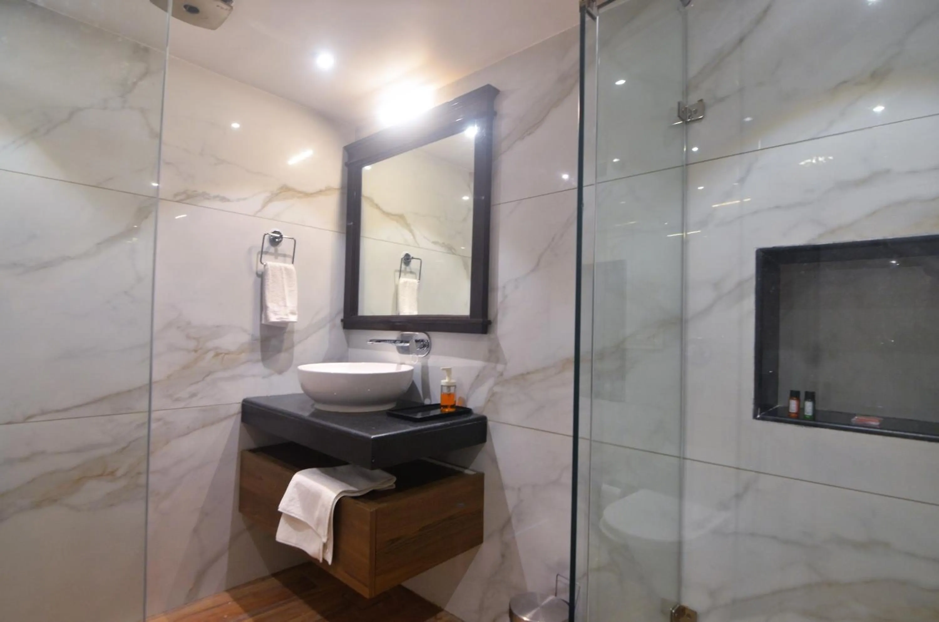 Bathroom in HOTEL RIO BENARAS