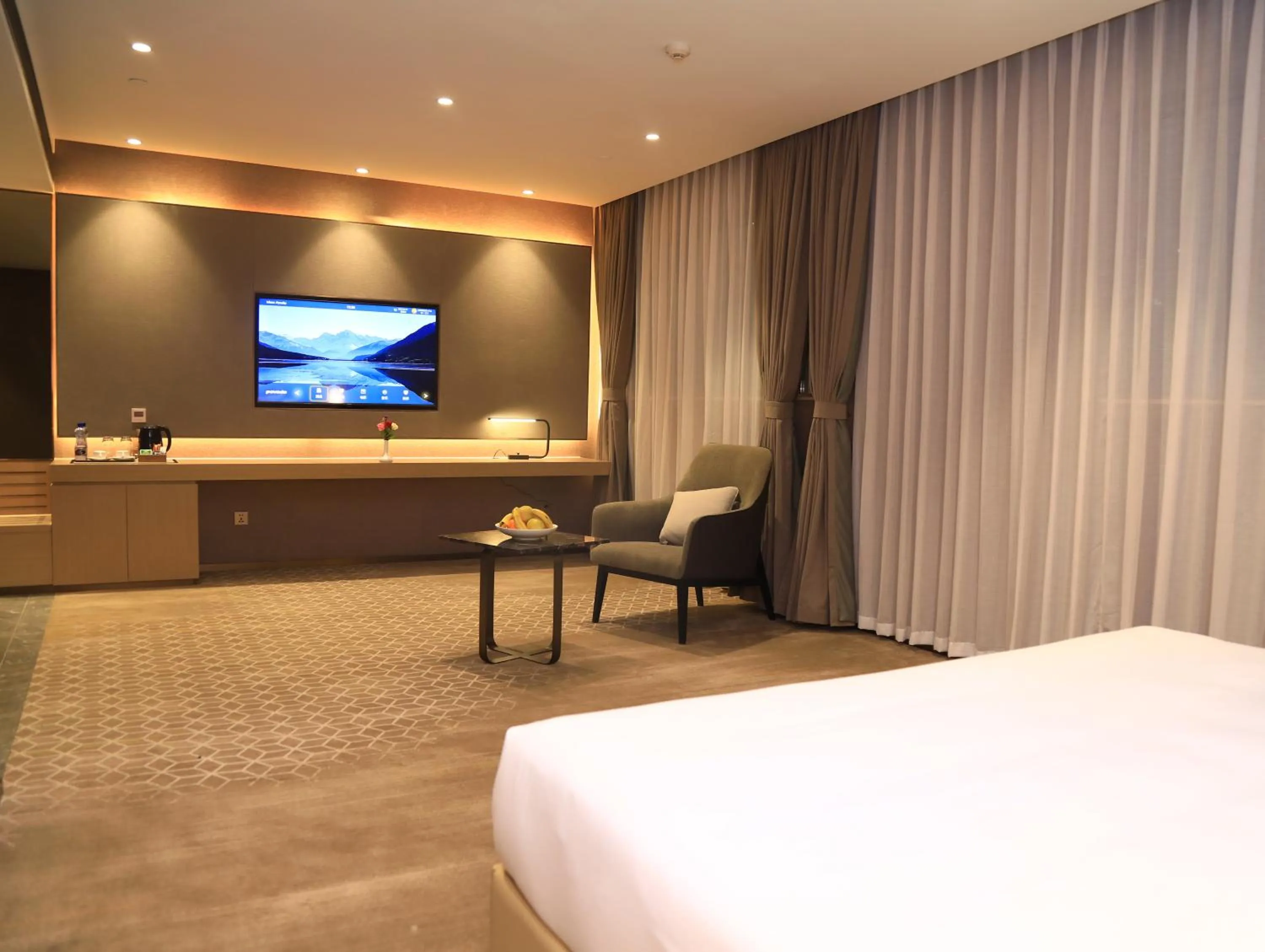 Photo of the whole room, Bed in Skylight In-Terminal Hotel