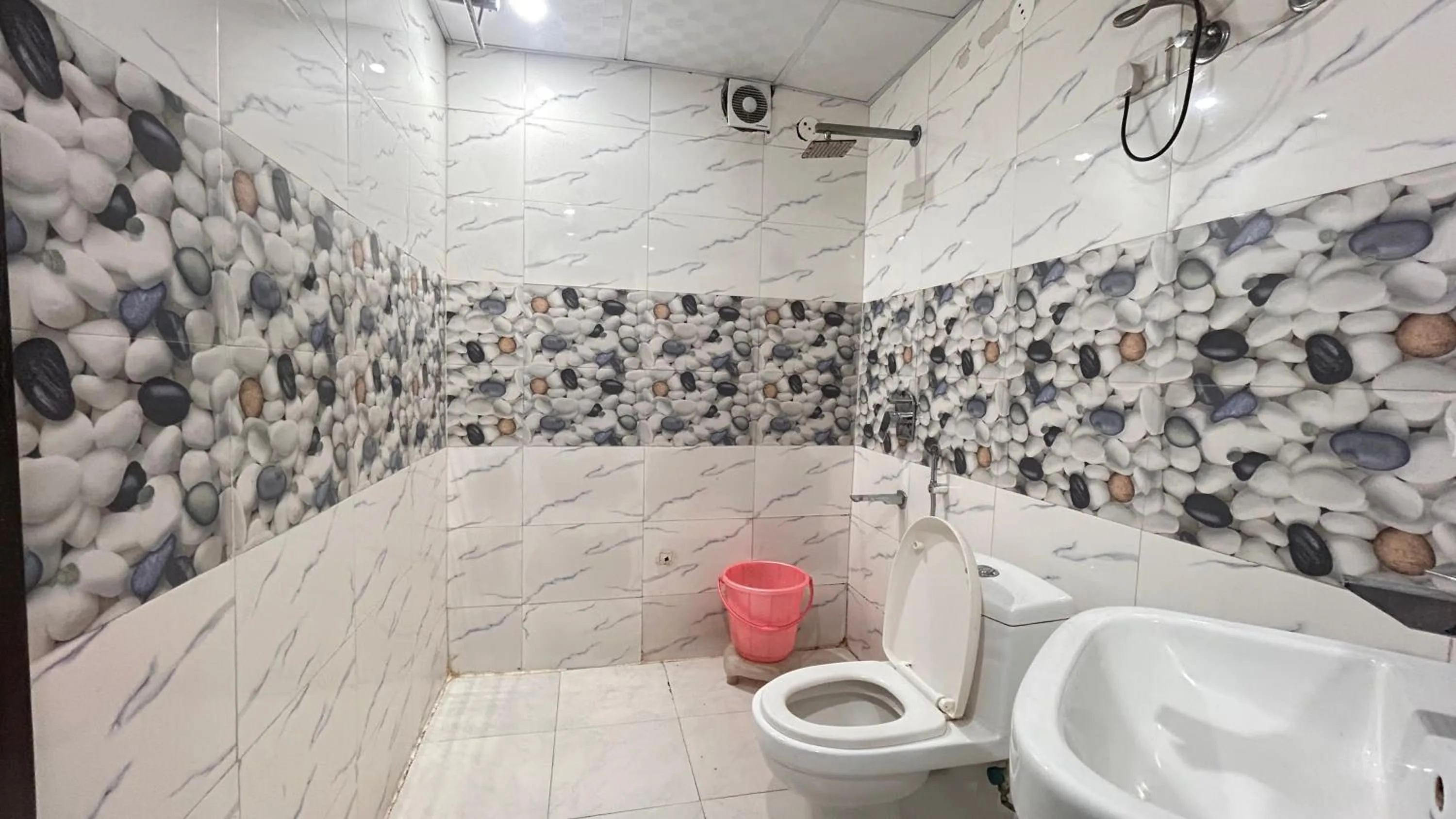 Bathroom in Hotel Platinum -Delhi Airport