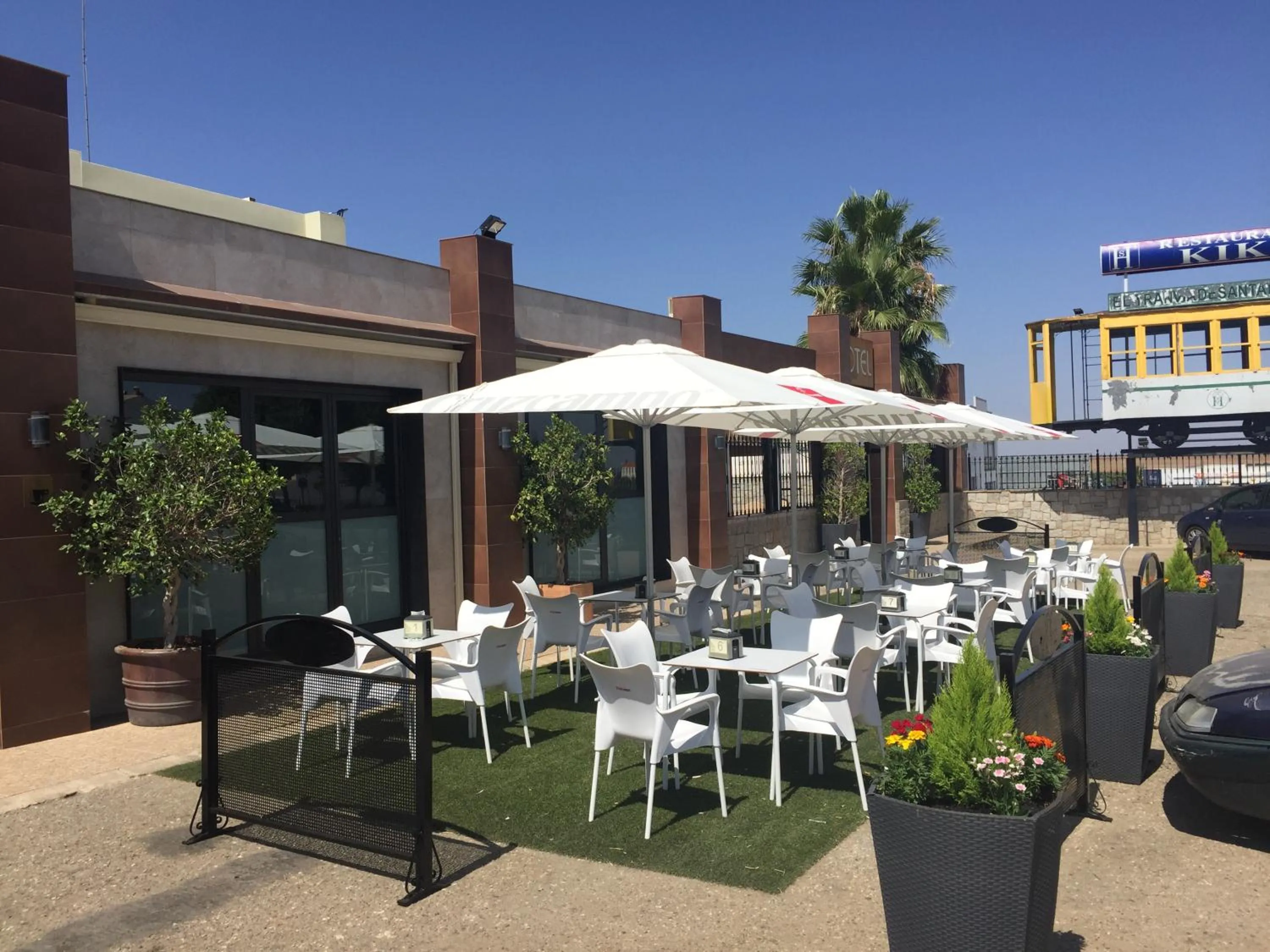 Restaurant/places to eat in Hotel Kika