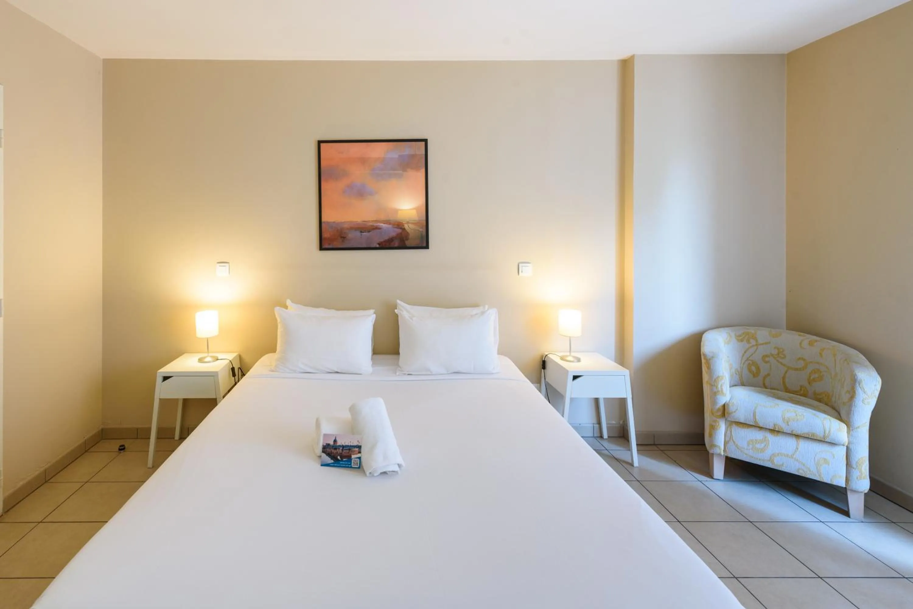 Bed in Residhotel Toulouse Centre