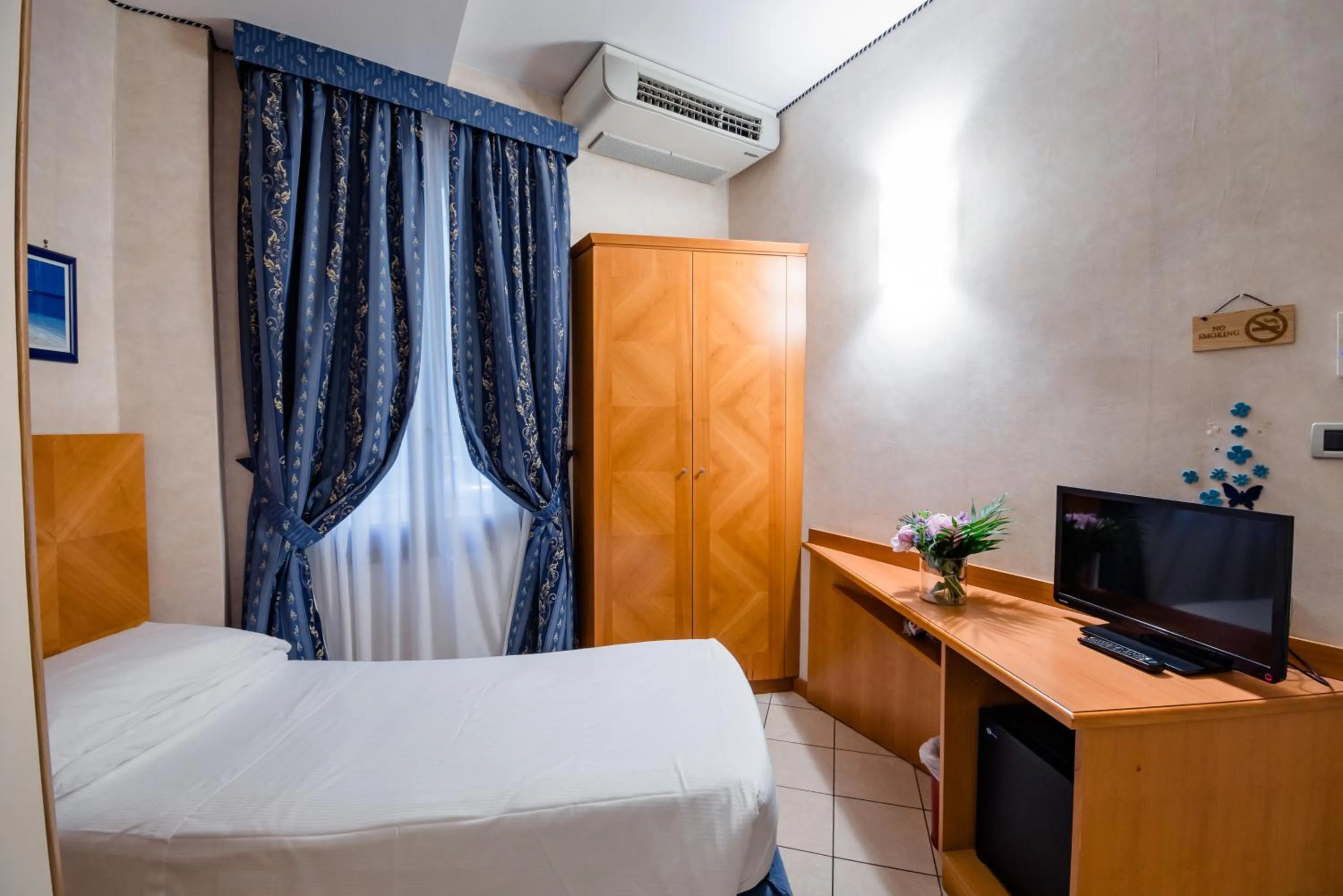 Photo of the whole room, Bed in Hotel Centrale