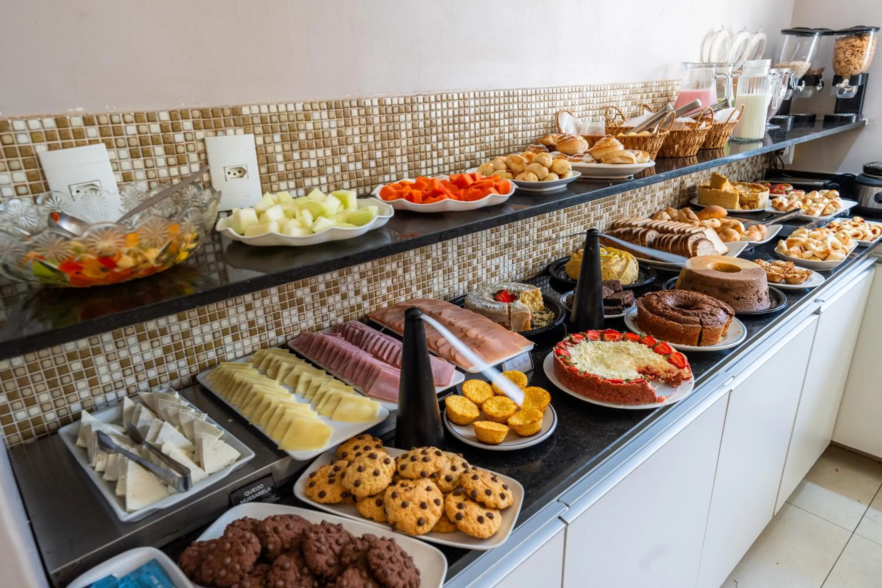 Food and drinks in Riviera Hotel by Bsb Inn