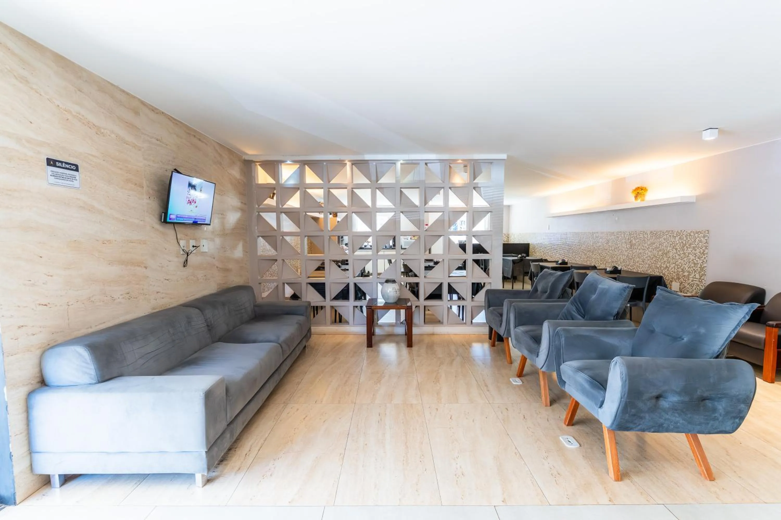 Communal lounge/ TV room in Riviera Hotel by Bsb Inn