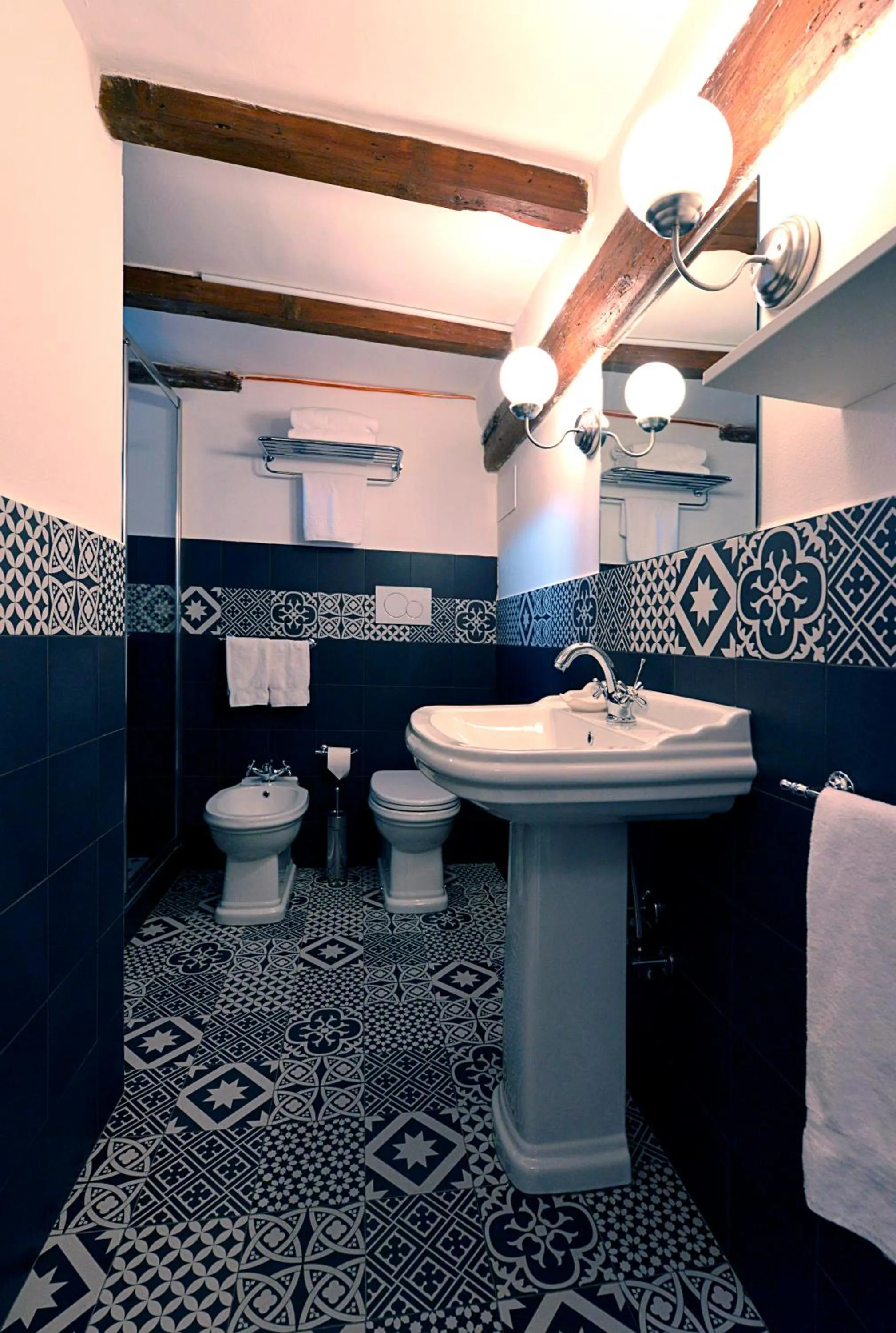 Shower in Phi Hotel Bologna