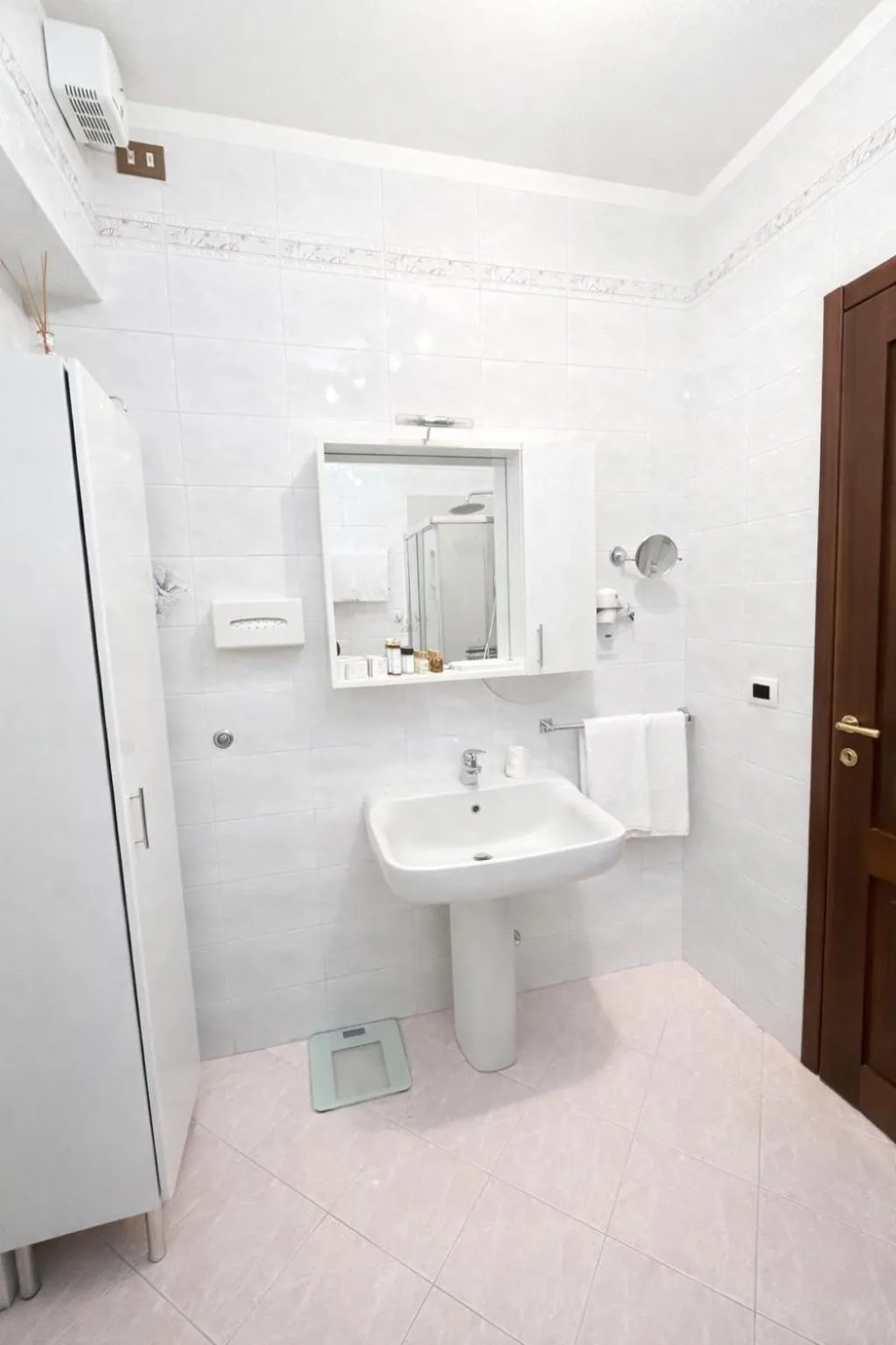 Bathroom in Phi Hotel Bologna