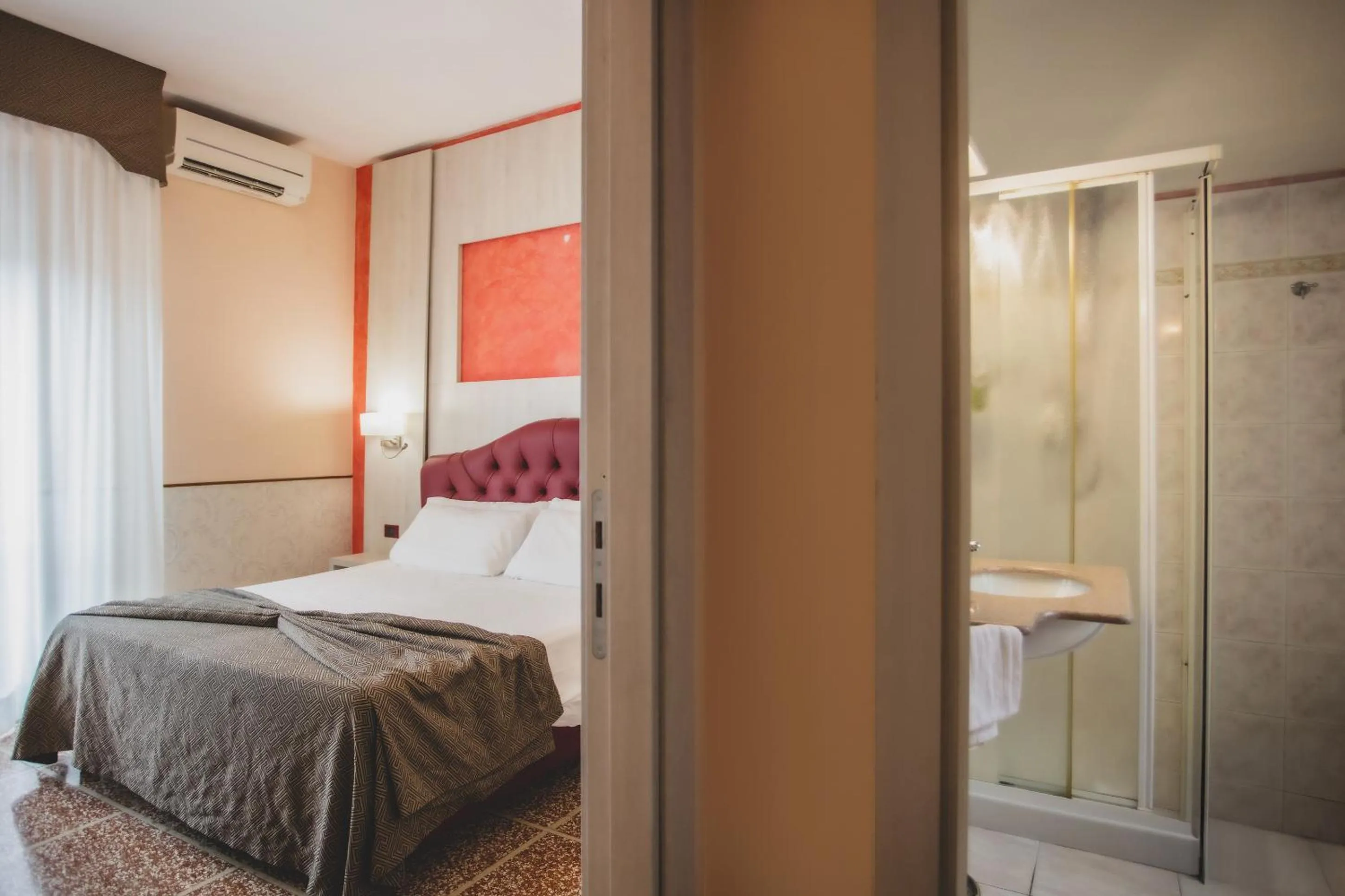 Shower, Bed in Hotel La Pace