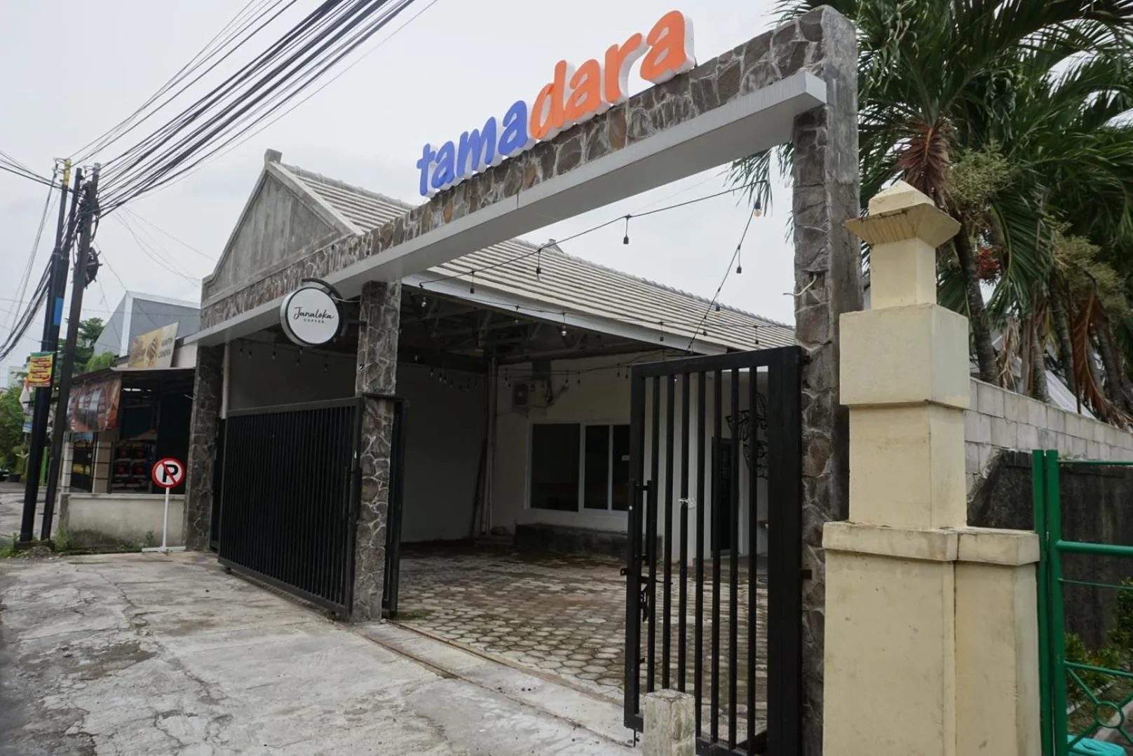 Facade/entrance in Tamadara Guesthouse Jogja