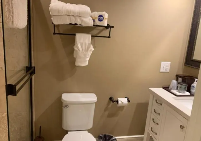 Bathroom in Historic Kahn Hotel