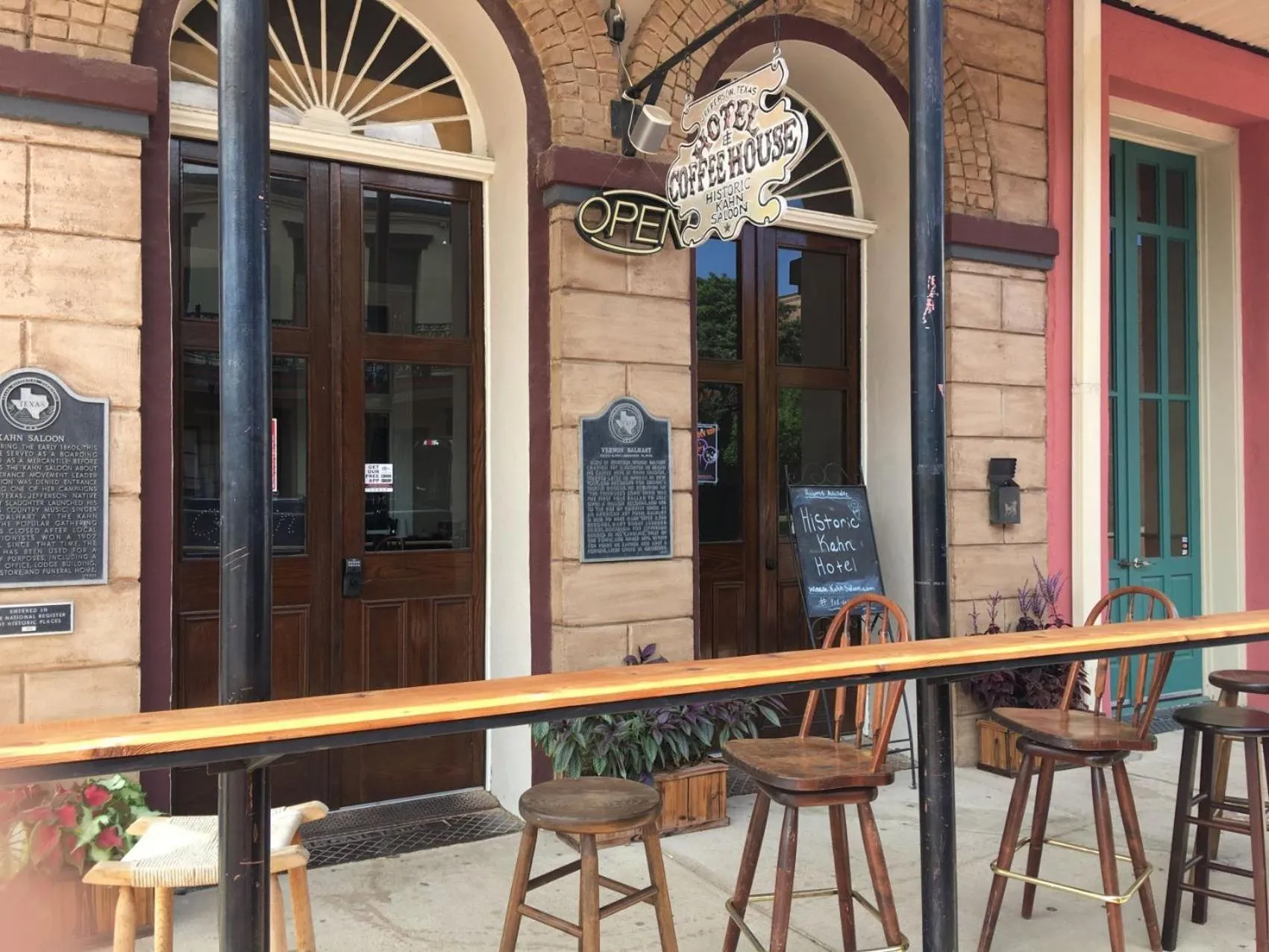 Facade/entrance in Historic Kahn Hotel