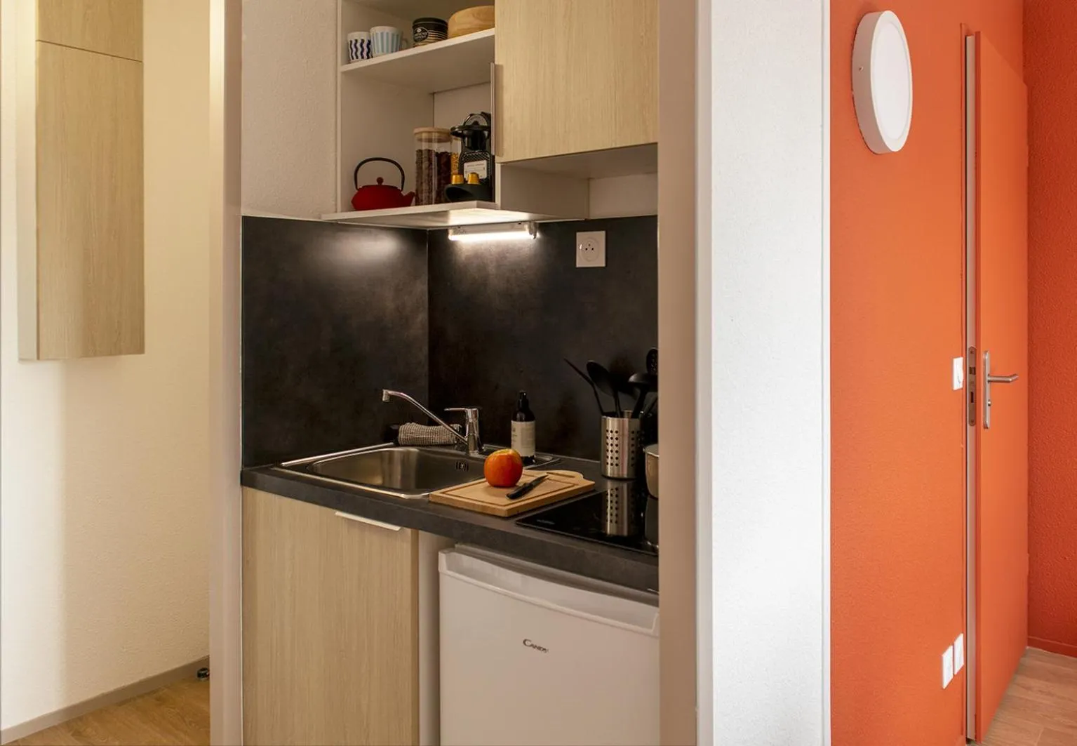 Kitchen or kitchenette in Sweetly Isatis Mérignac Hôtel de ville