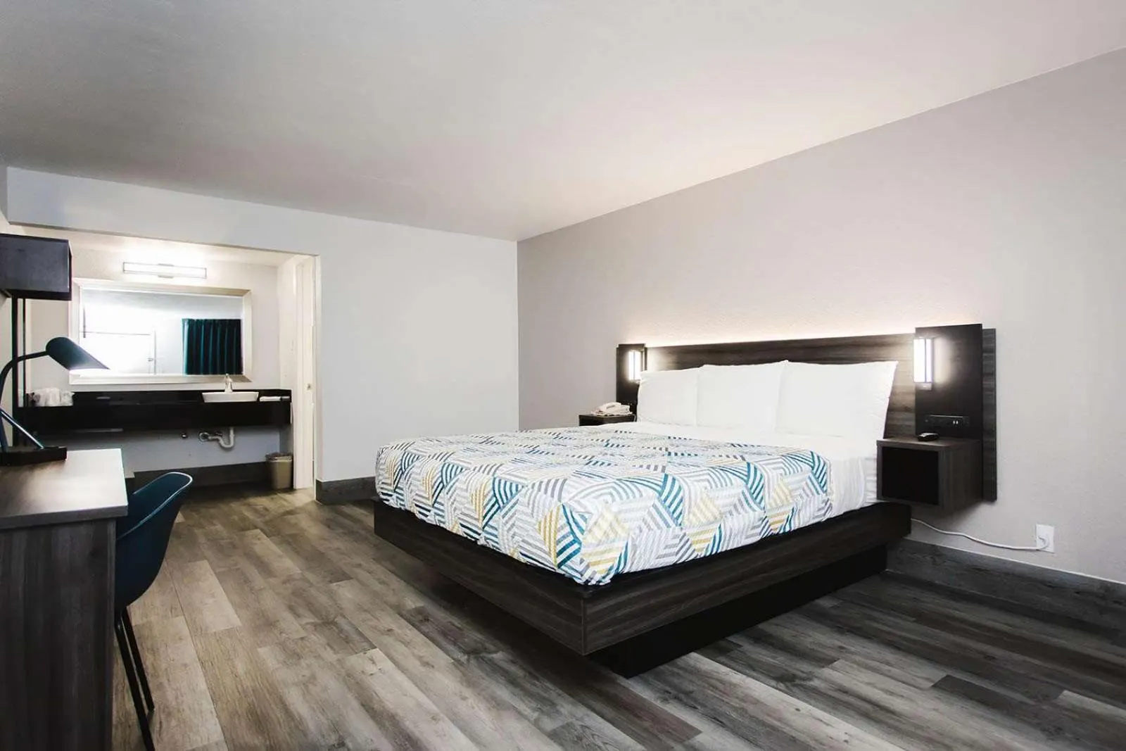 Photo of the whole room, Bed in Studio 6 Houston TX Medical Center NRG Stadium